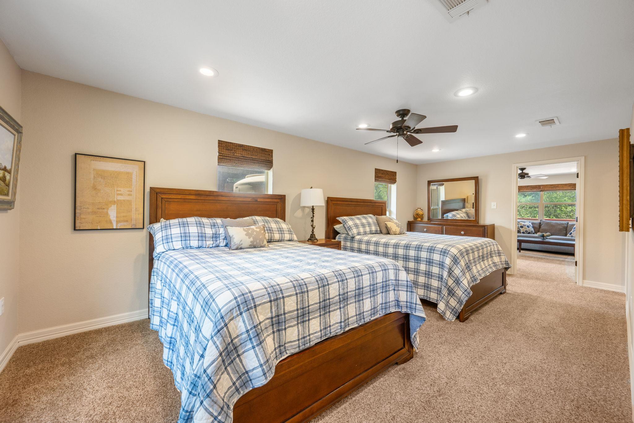 1105 Edgewater DR