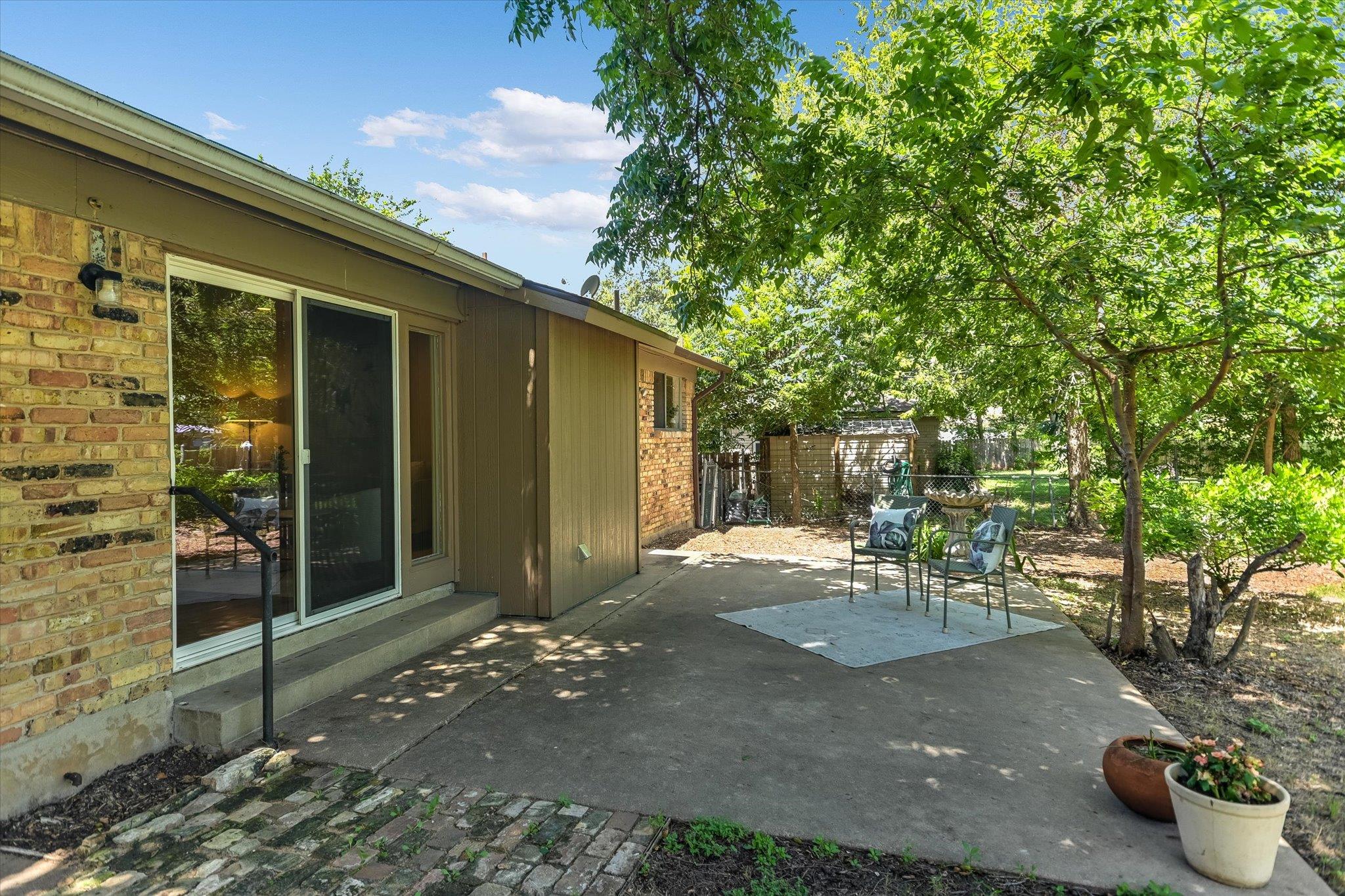 5611 Mapleleaf DR