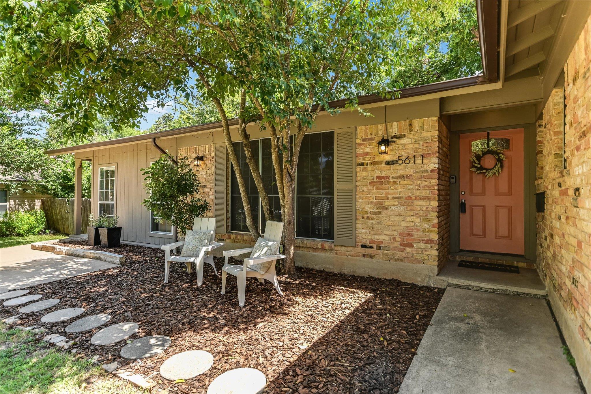 5611 Mapleleaf DR