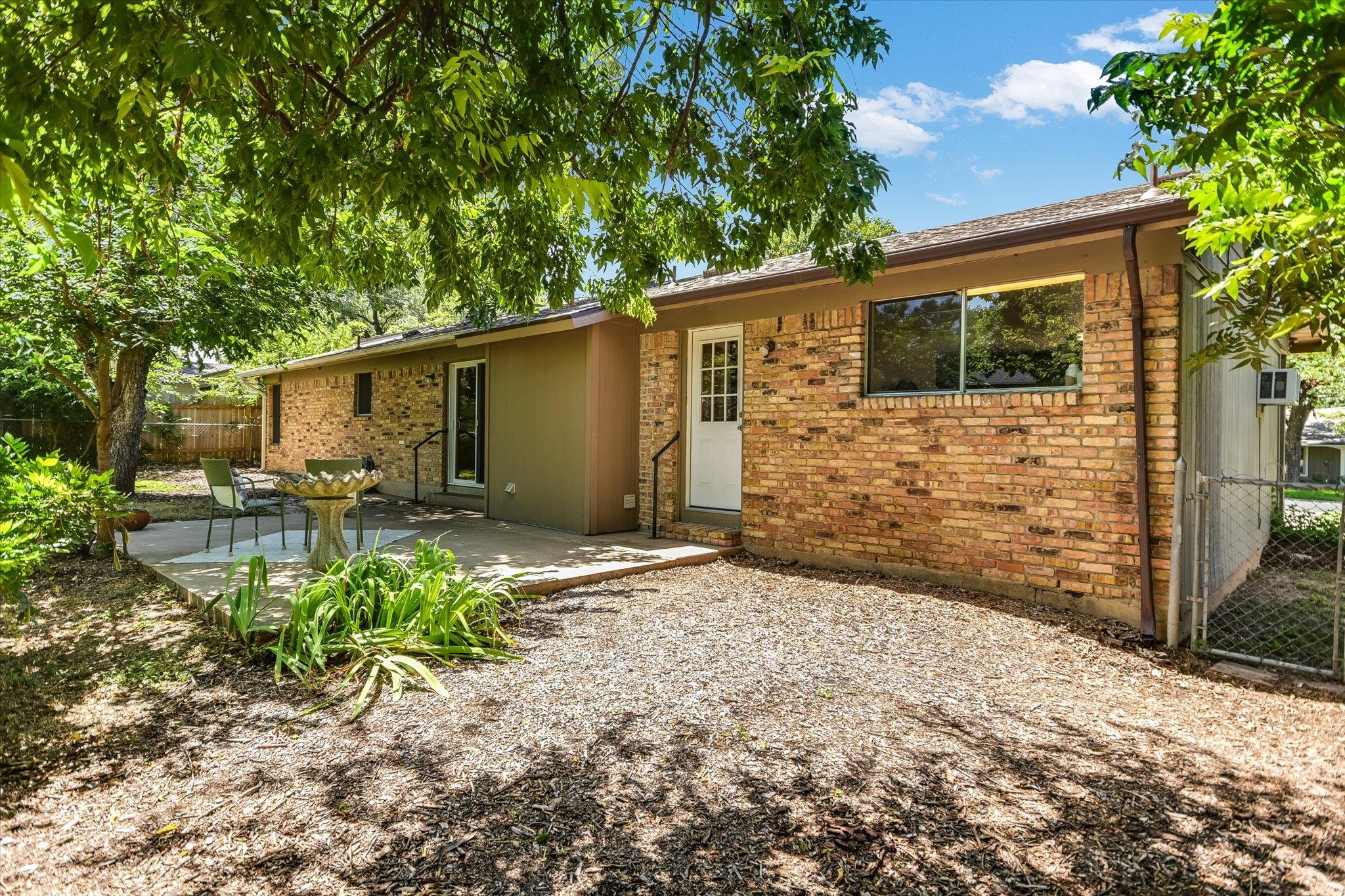 5611 Mapleleaf DR