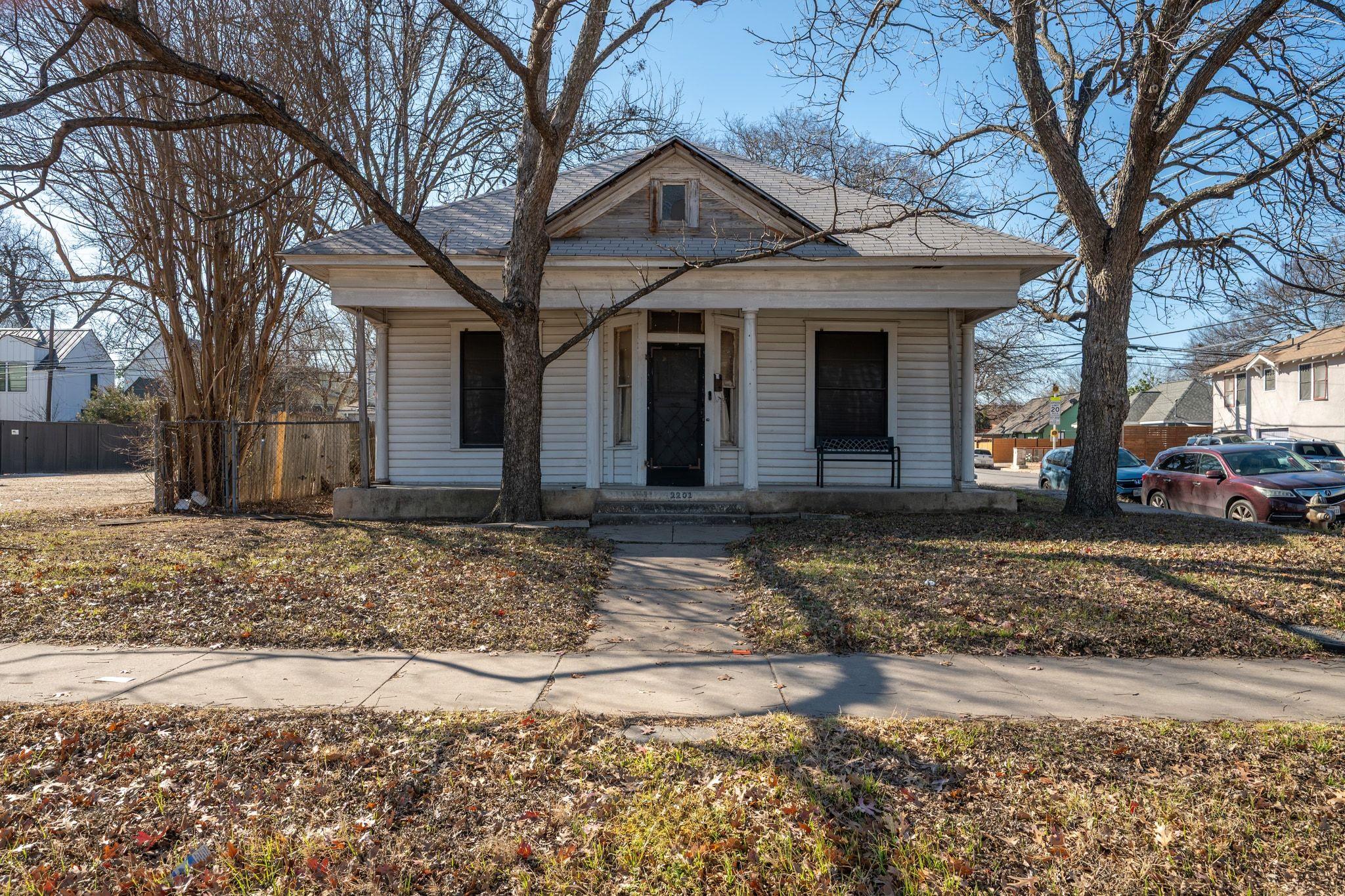 2201 E Cesar Chavez ST