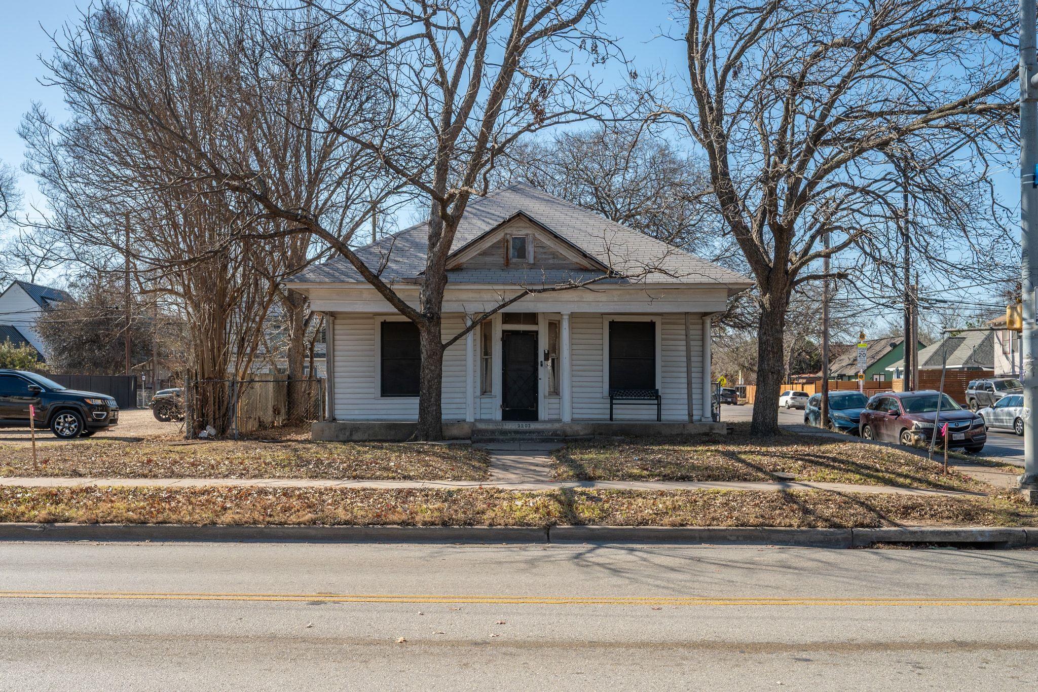 2201 E Cesar Chavez ST