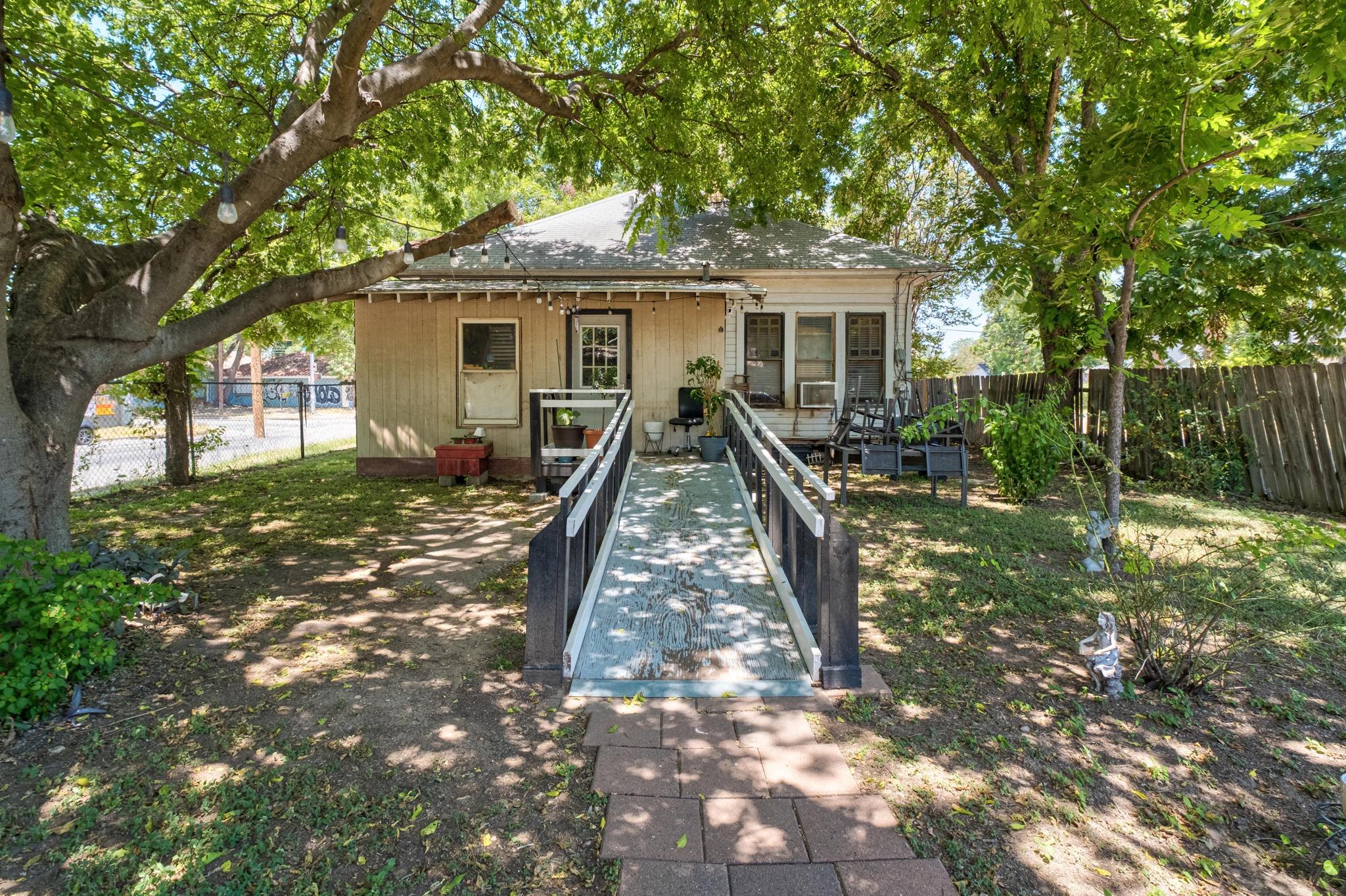 2201 E Cesar Chavez ST