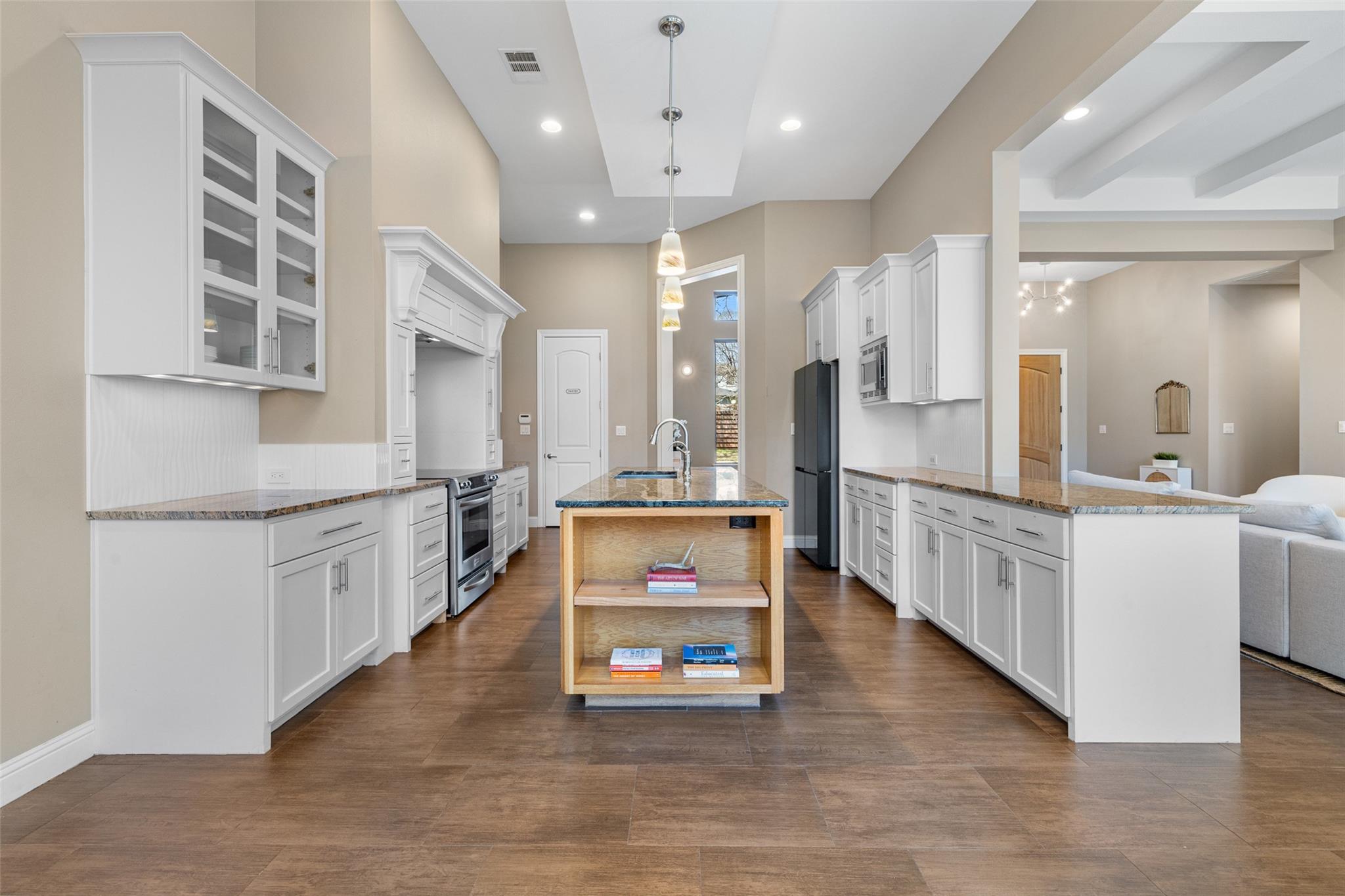 1017 S Quinlan Park RD