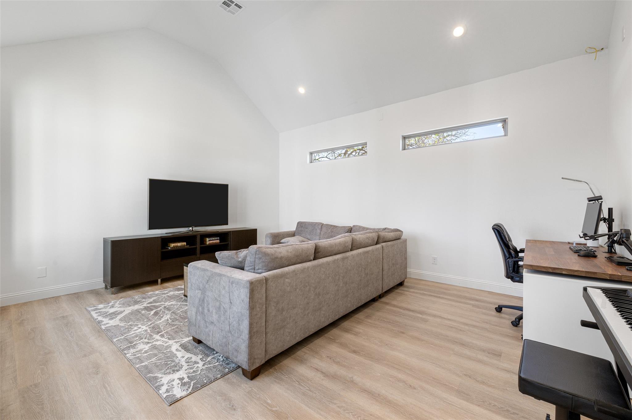 1017 S Quinlan Park RD