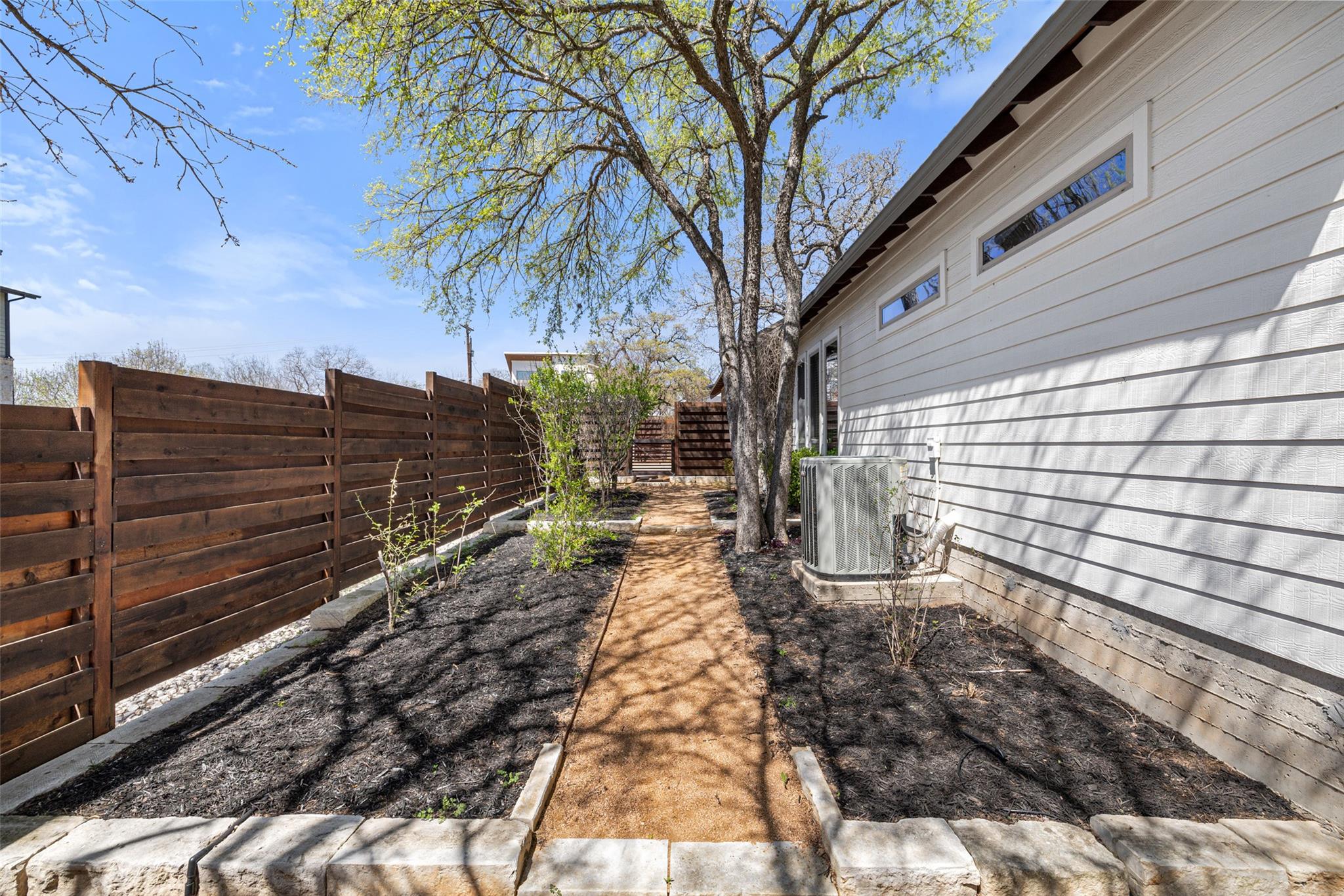 1017 S Quinlan Park RD