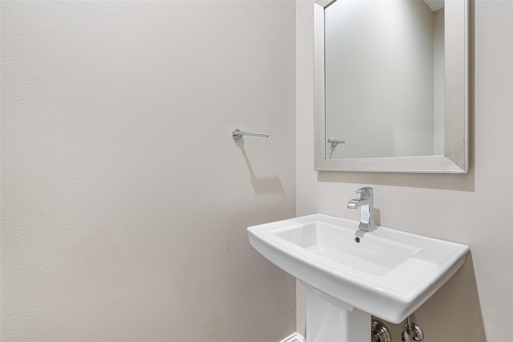 1017 S Quinlan Park RD