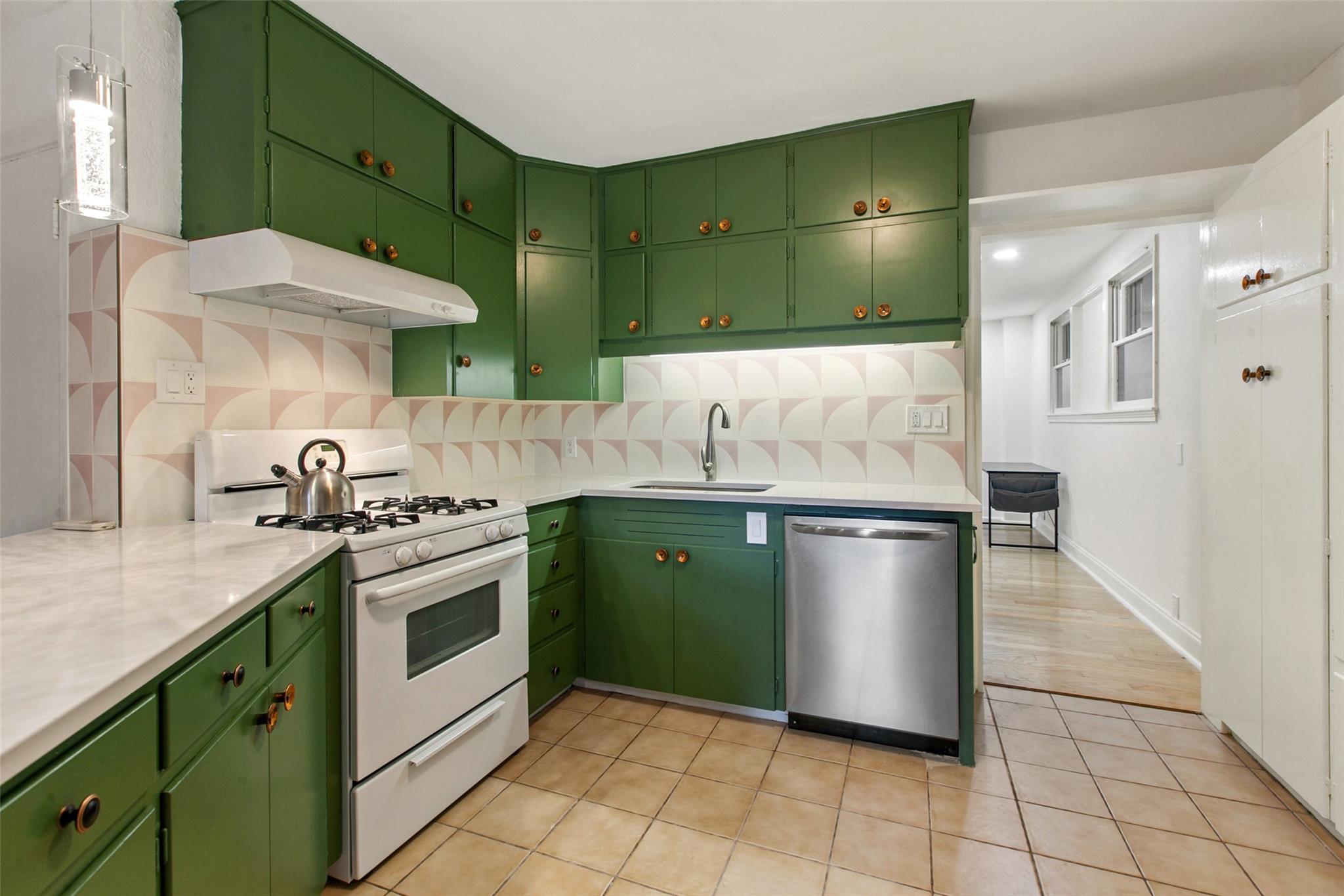 1511 Chelsea LN