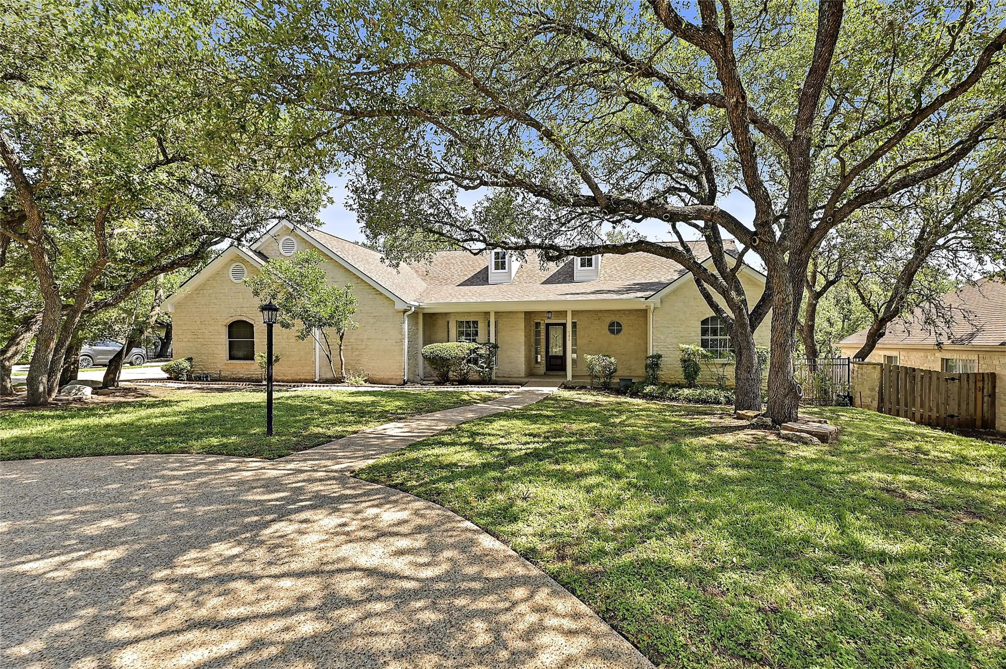 106 Los Altos DR