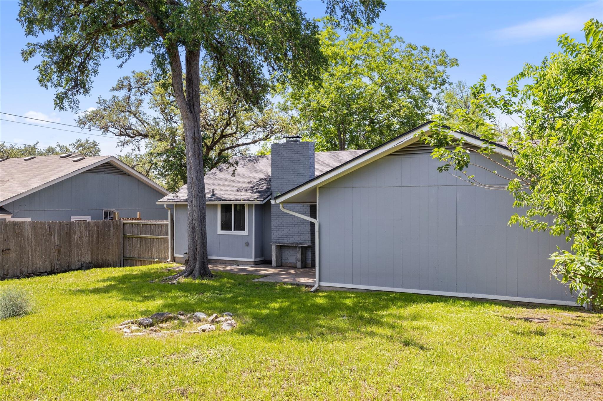 902 Hillside Oaks DR