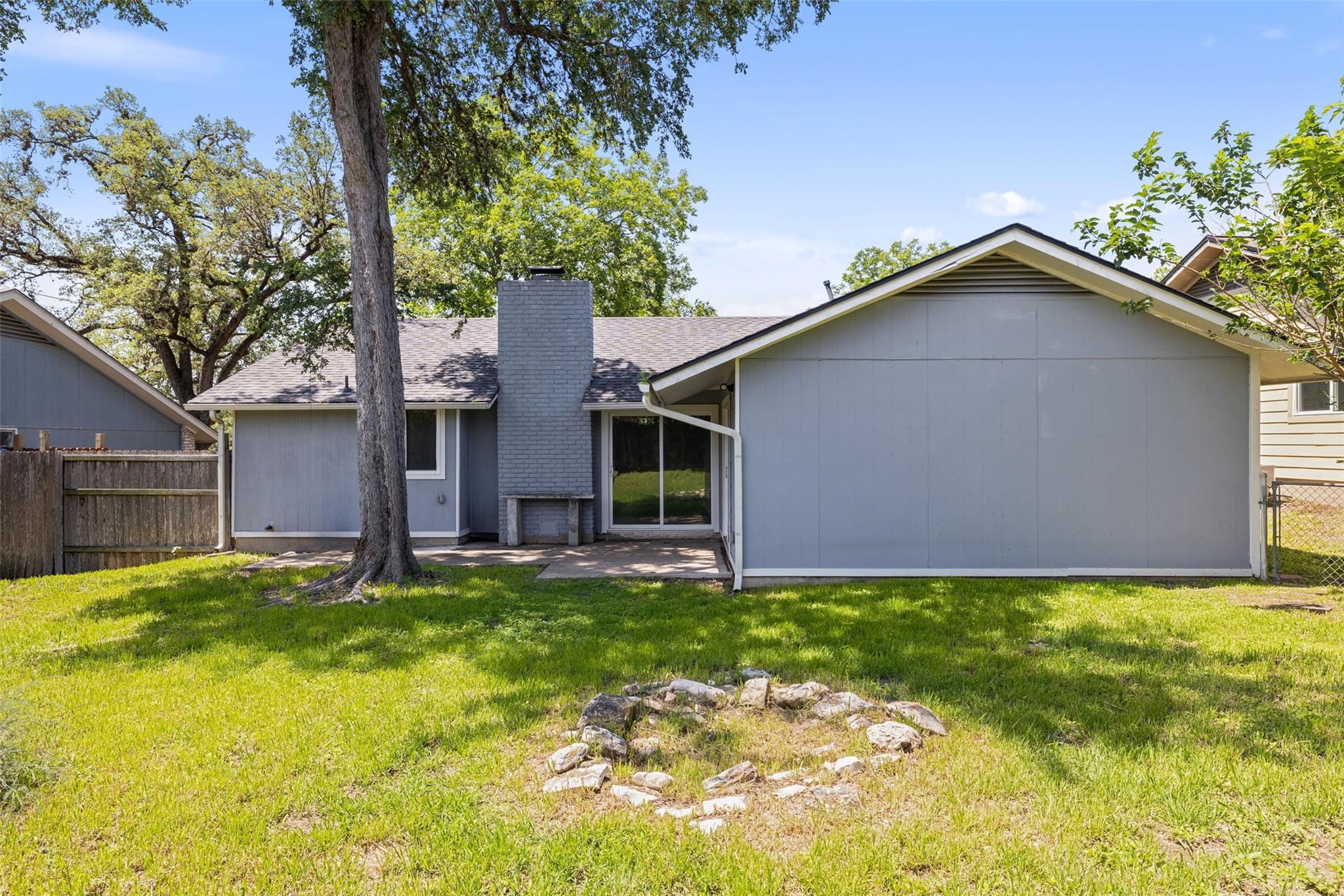 902 Hillside Oaks DR