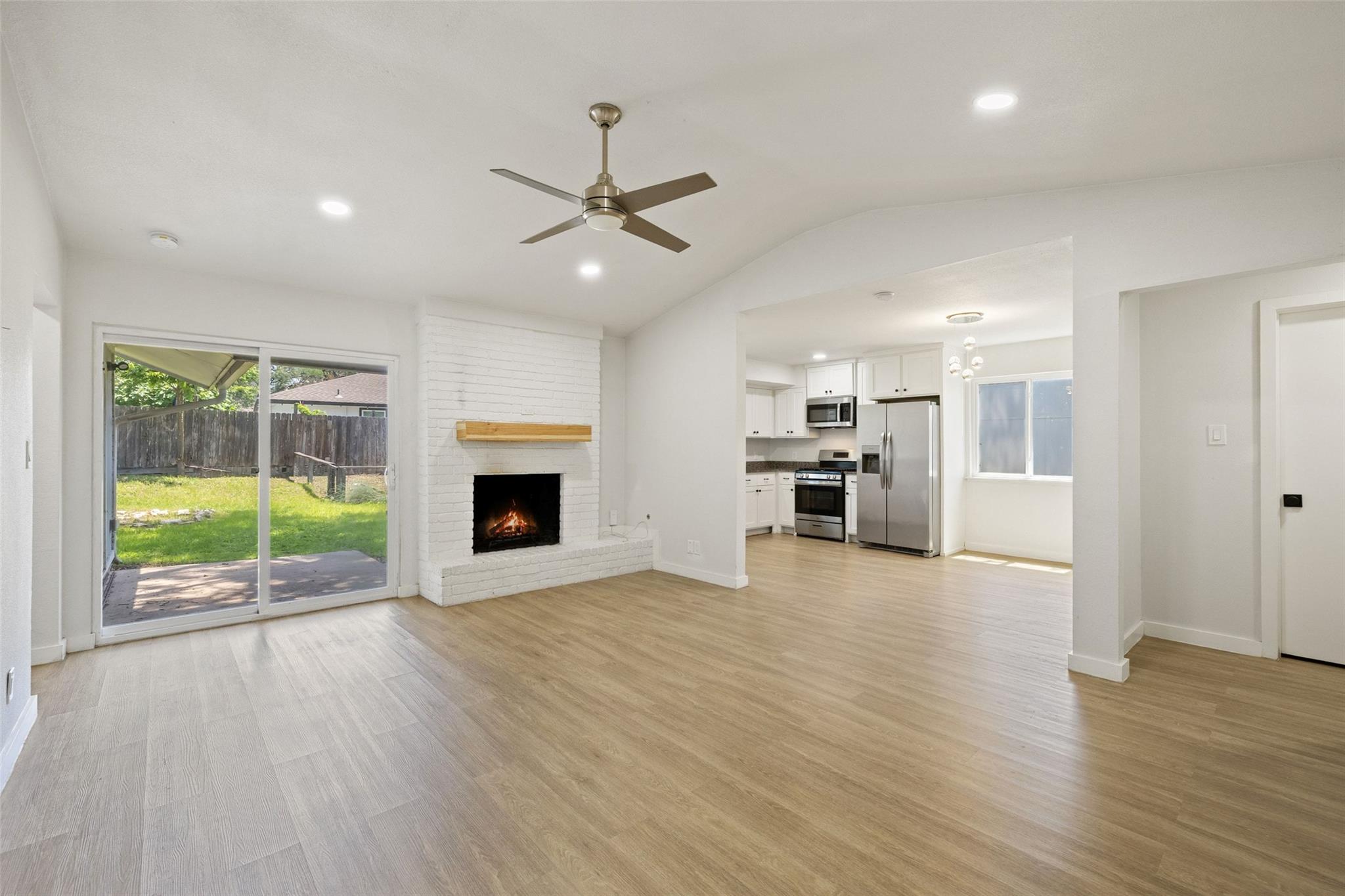 902 Hillside Oaks DR