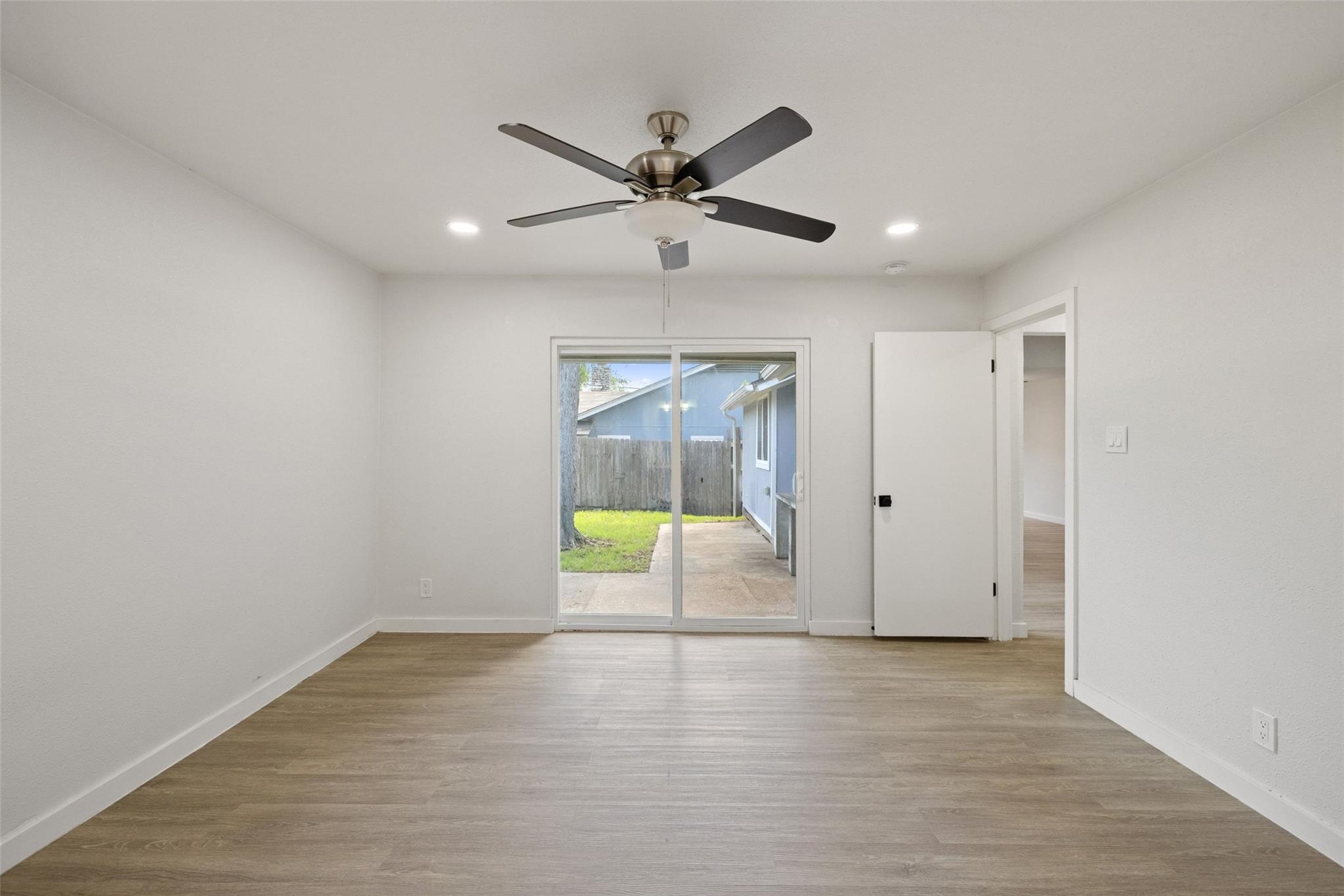 902 Hillside Oaks DR