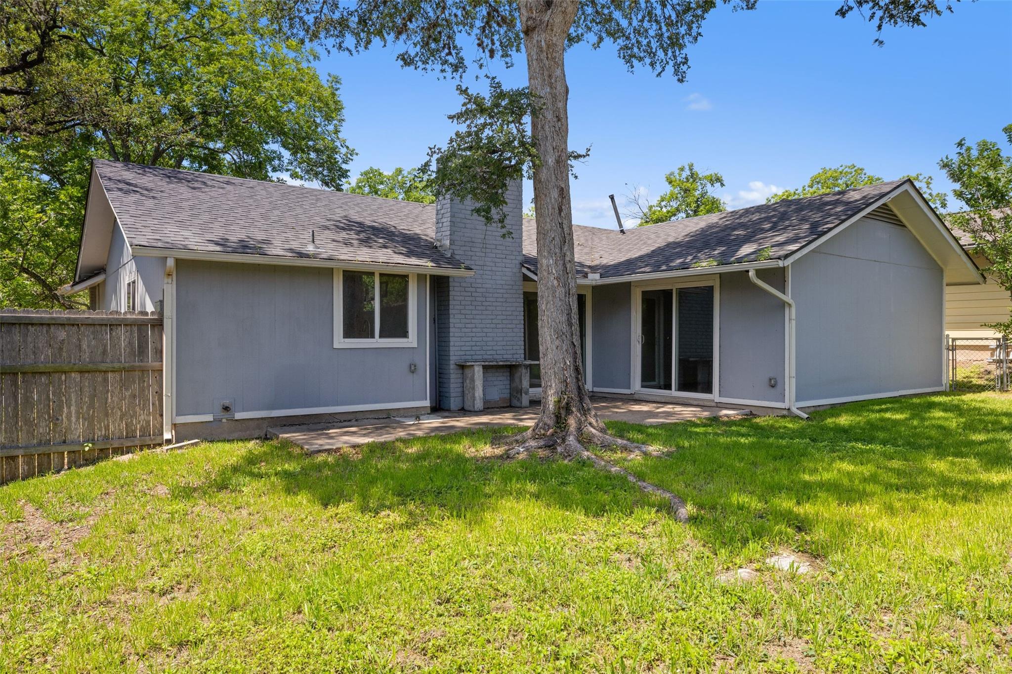 902 Hillside Oaks DR
