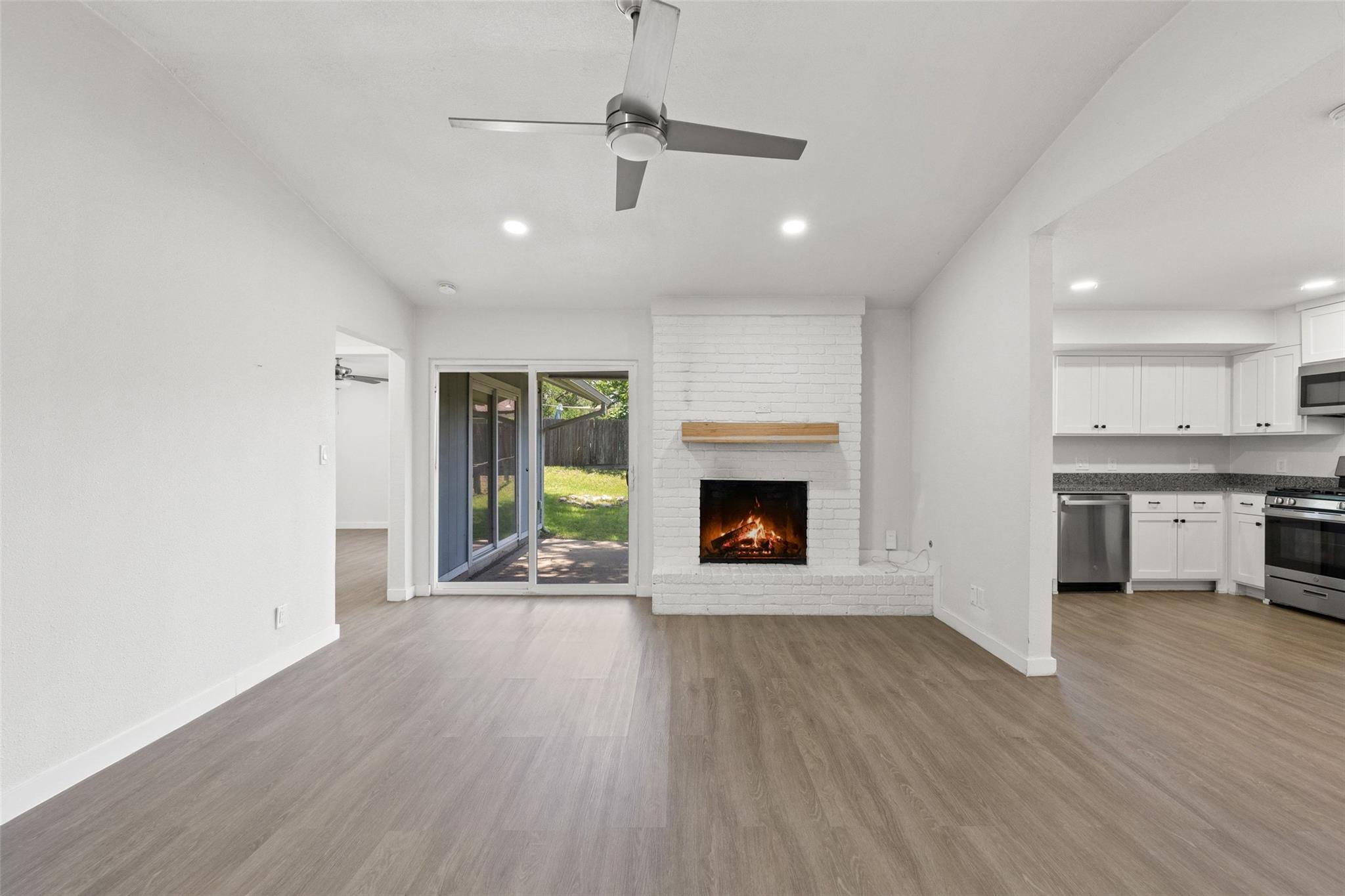 902 Hillside Oaks DR