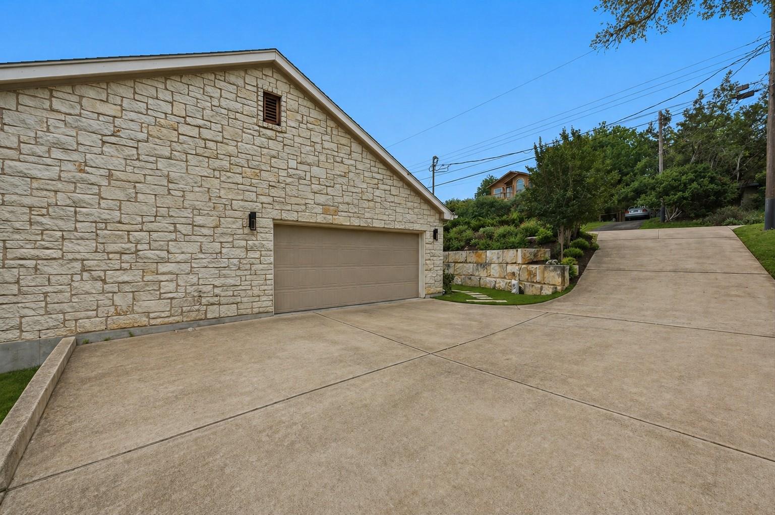 2402 Bahama RD