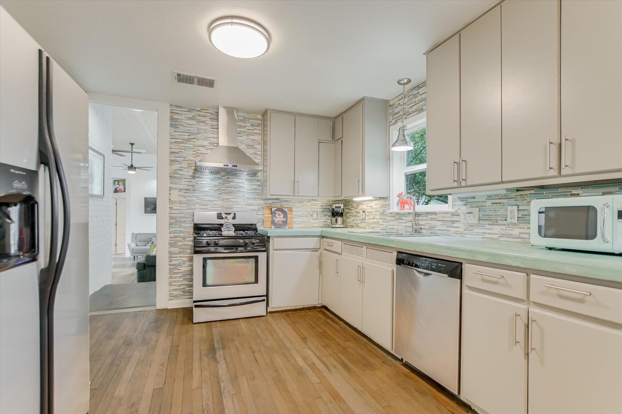 56 Waller ST