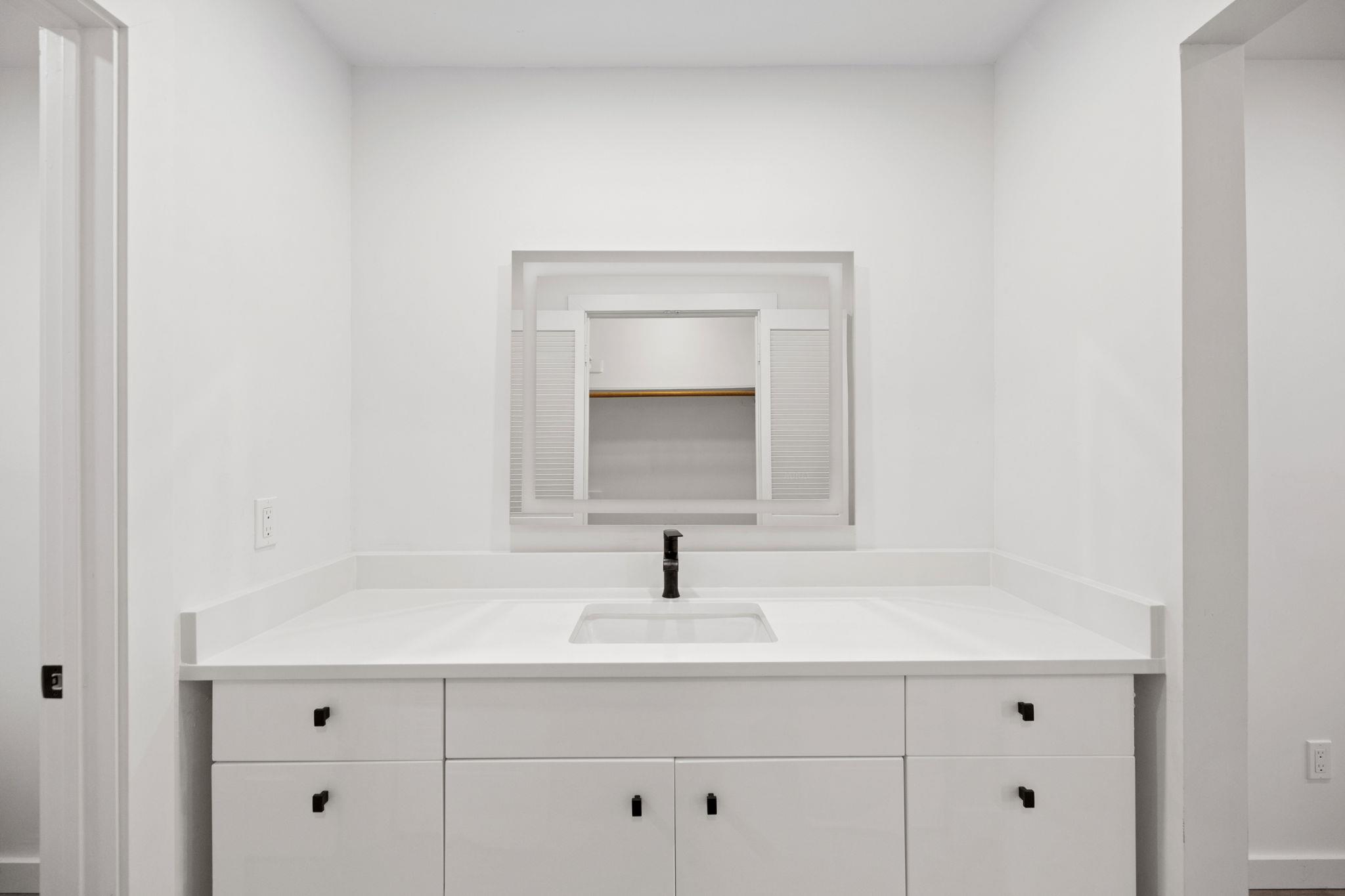 7211 Lakewood DR # C111