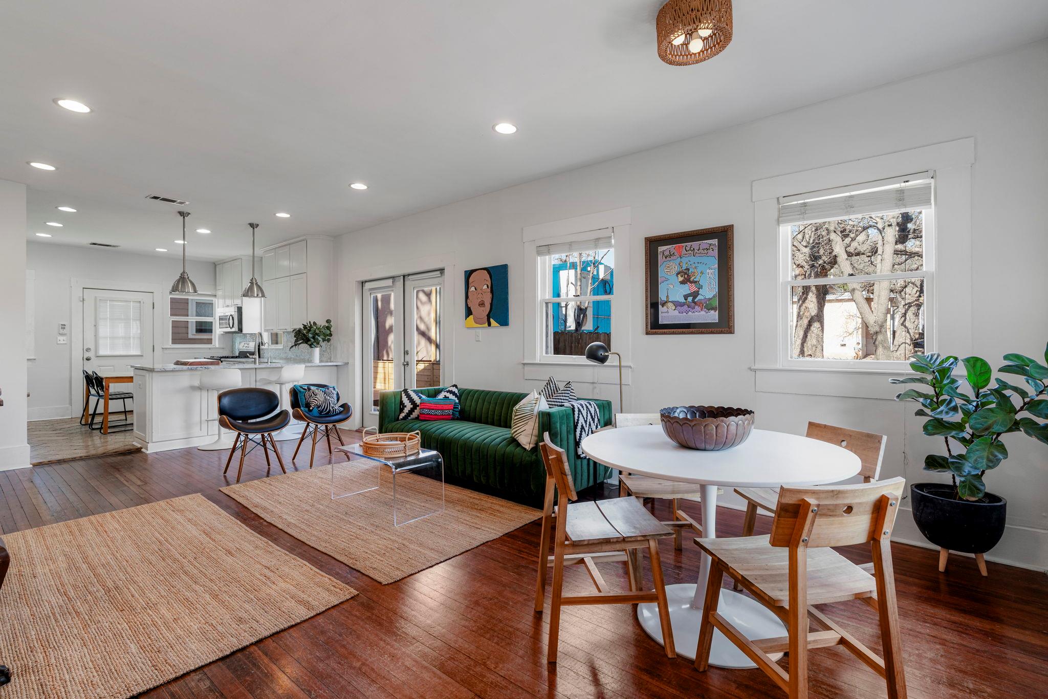 900 W Lynn ST