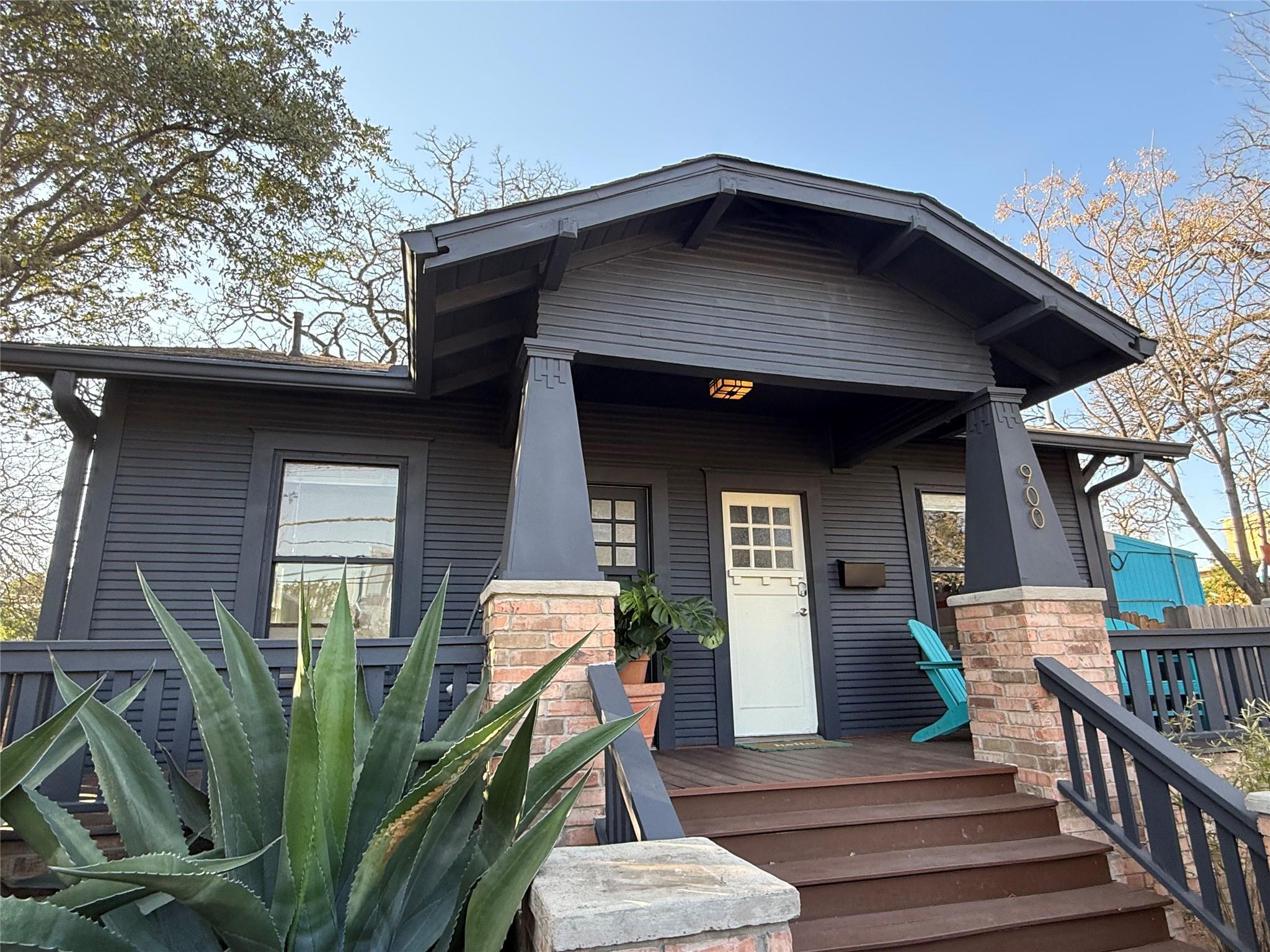 900 W Lynn ST