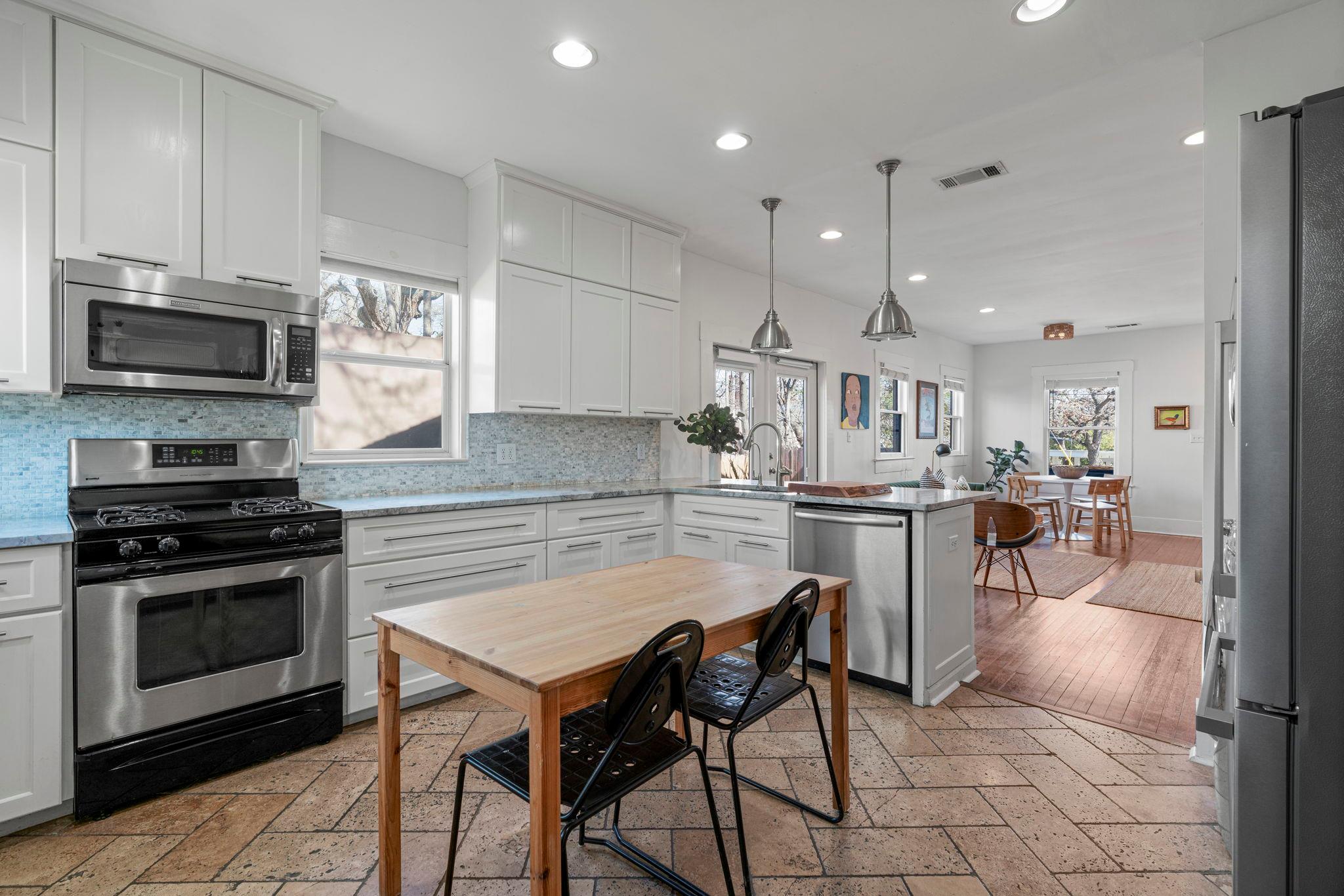 900 W Lynn ST