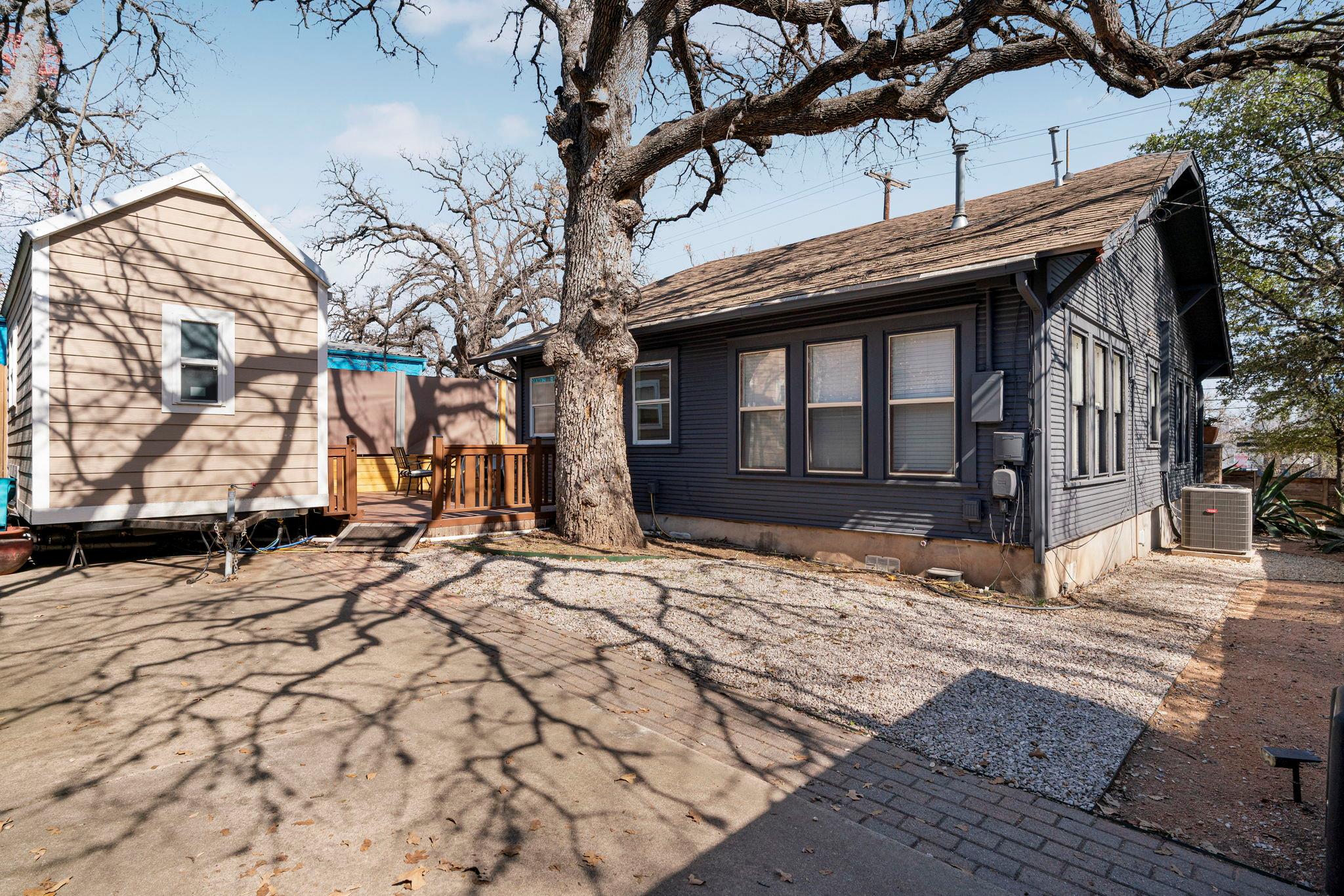 900 W Lynn ST