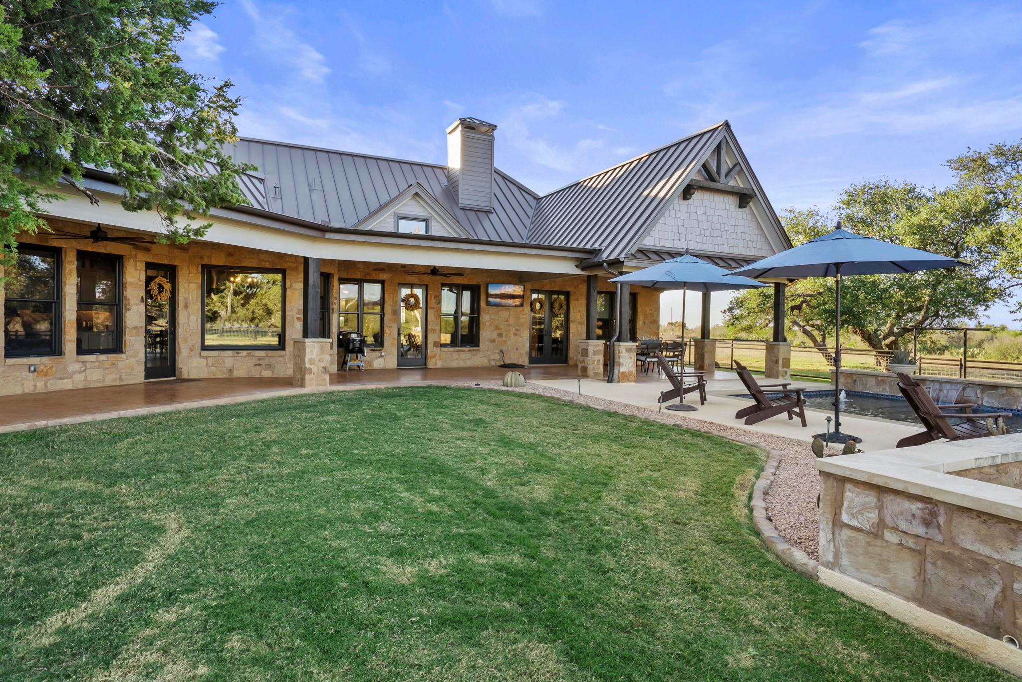 901 Crown LN
