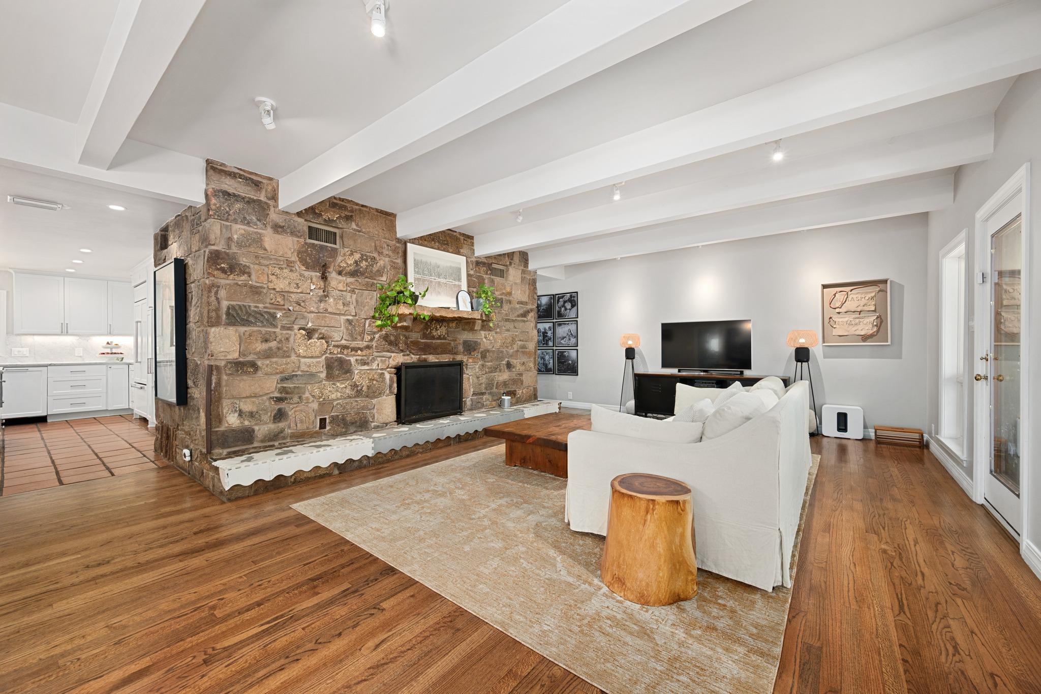 907 Crystal Creek DR