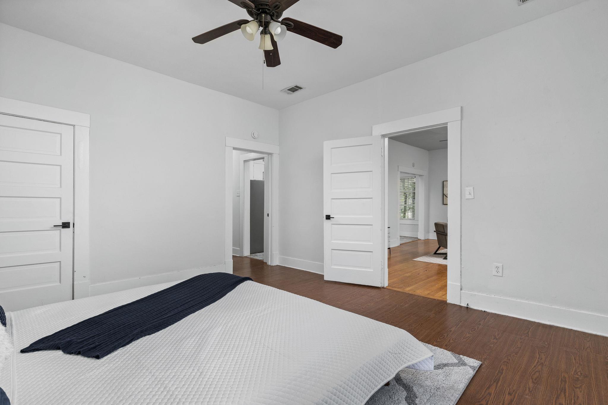207 W 39th ST