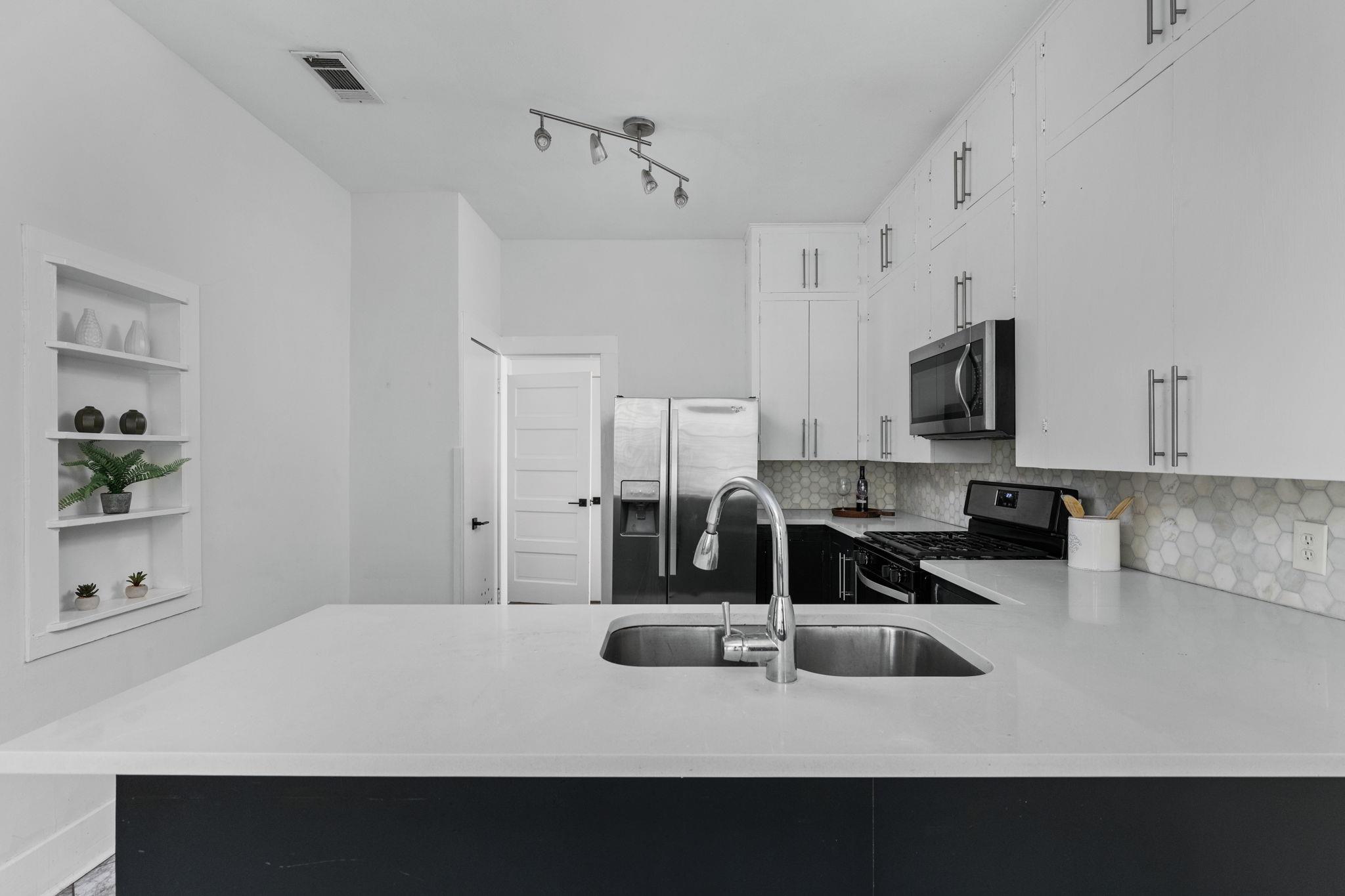 207 W 39th ST