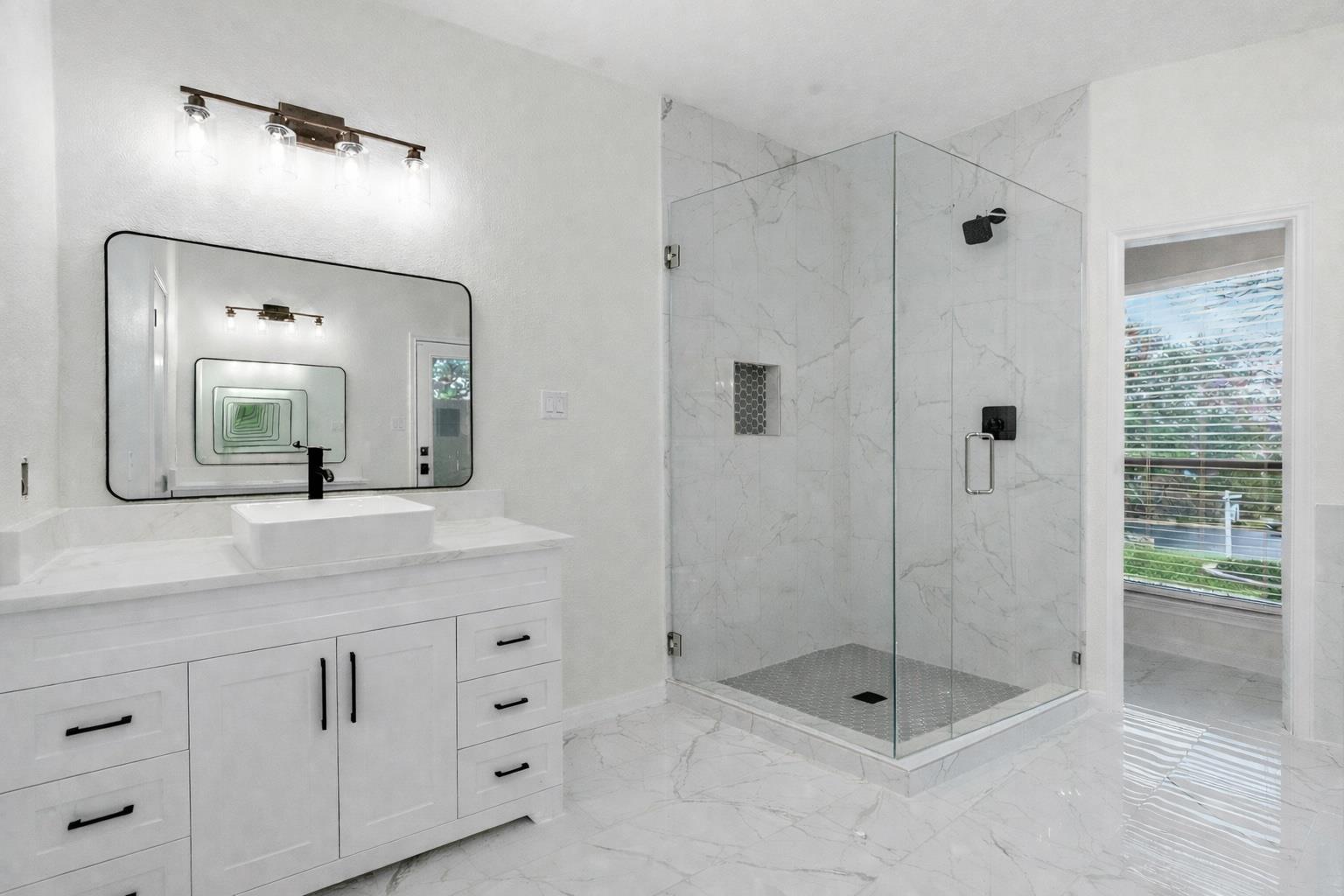 102 Laura LN