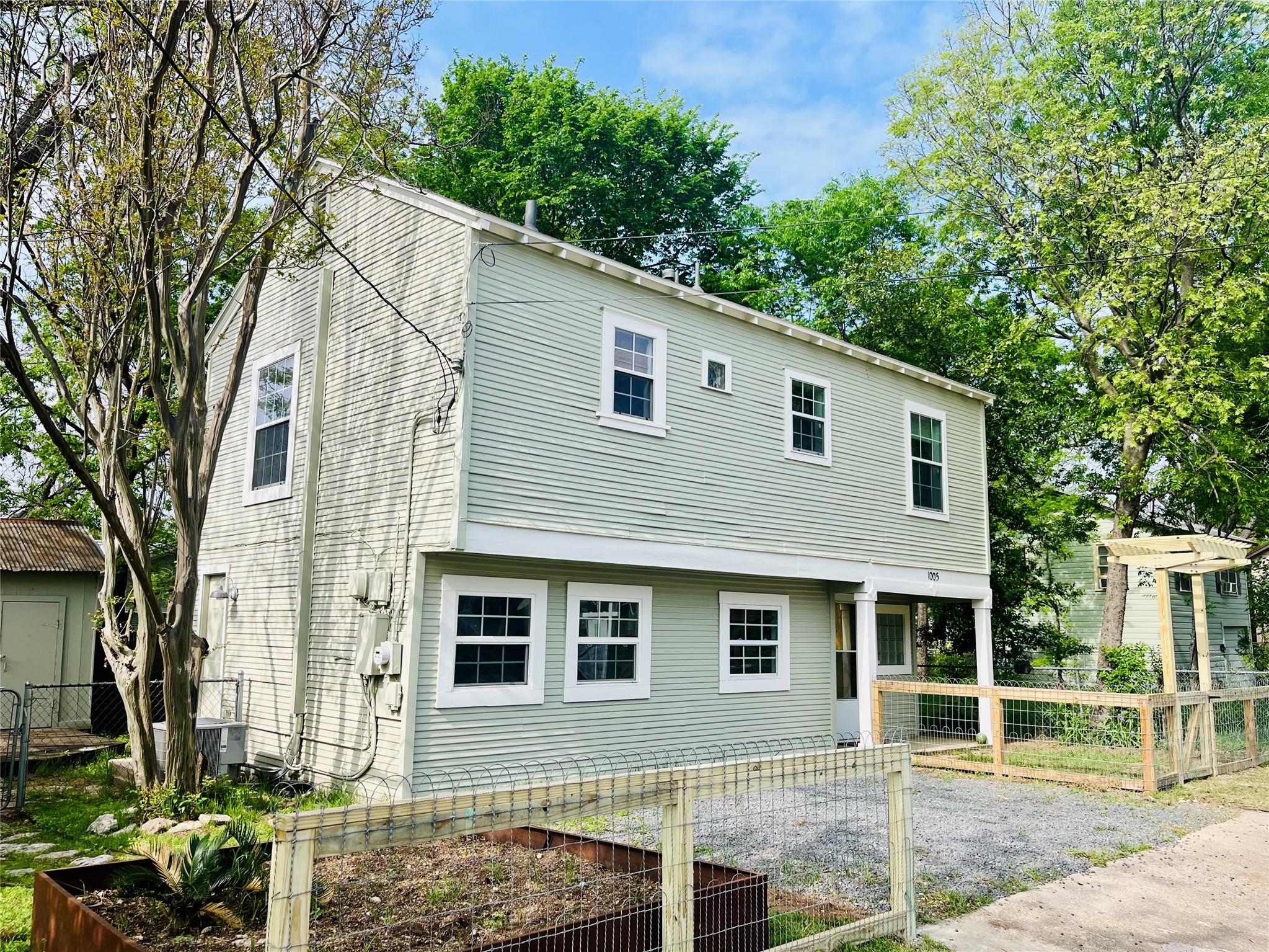 1005 Ellingson LN