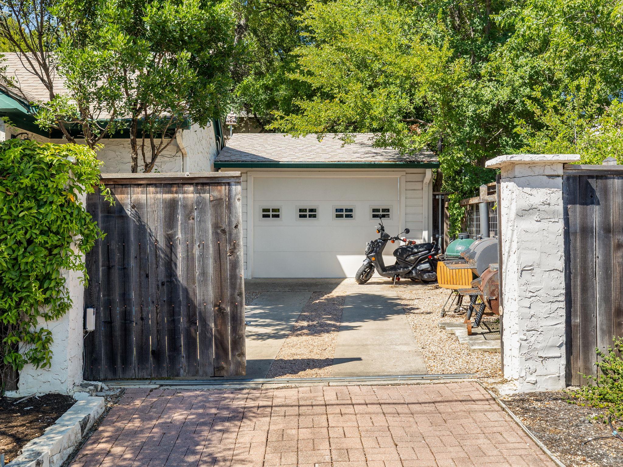 2825 Shoal Crest Ave