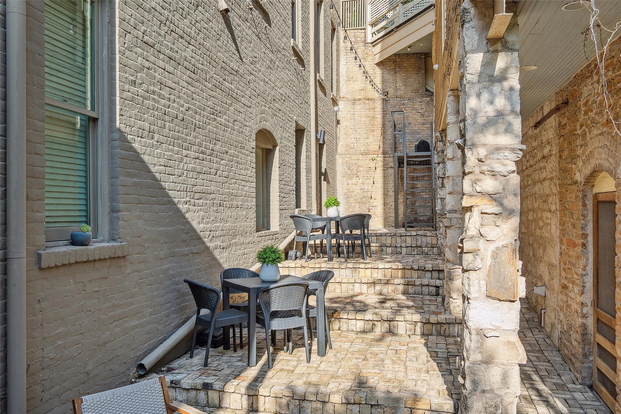 702 San Antonio ST
