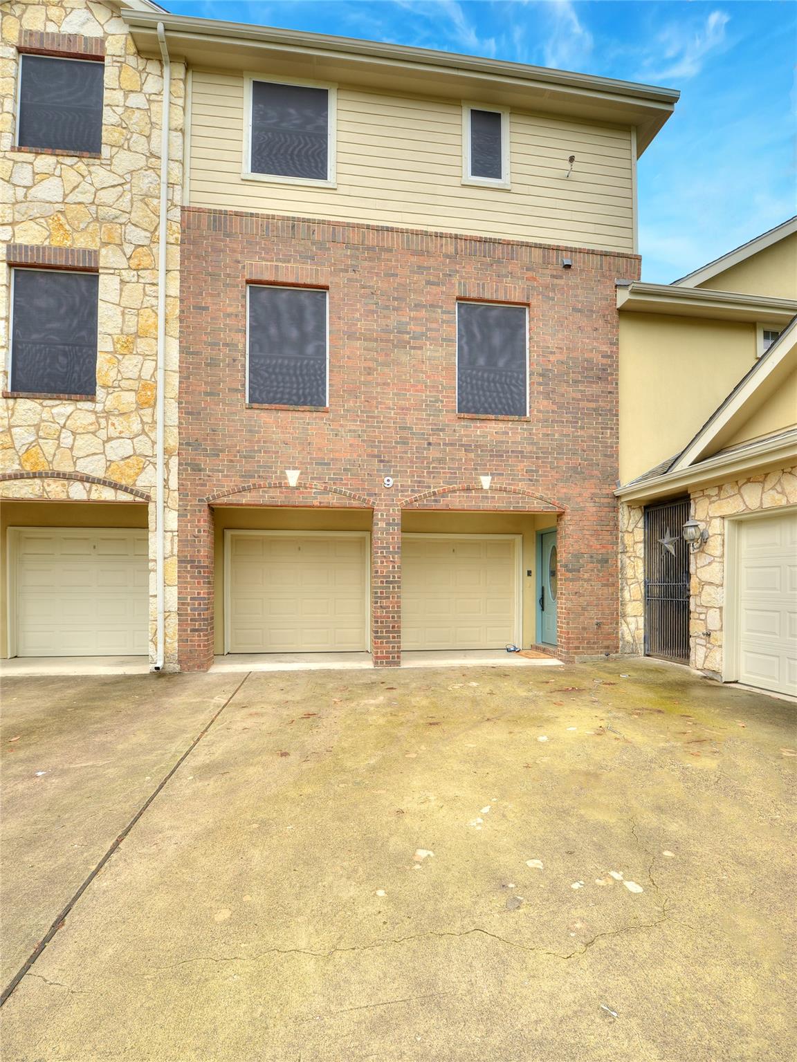 1402 Parker LN