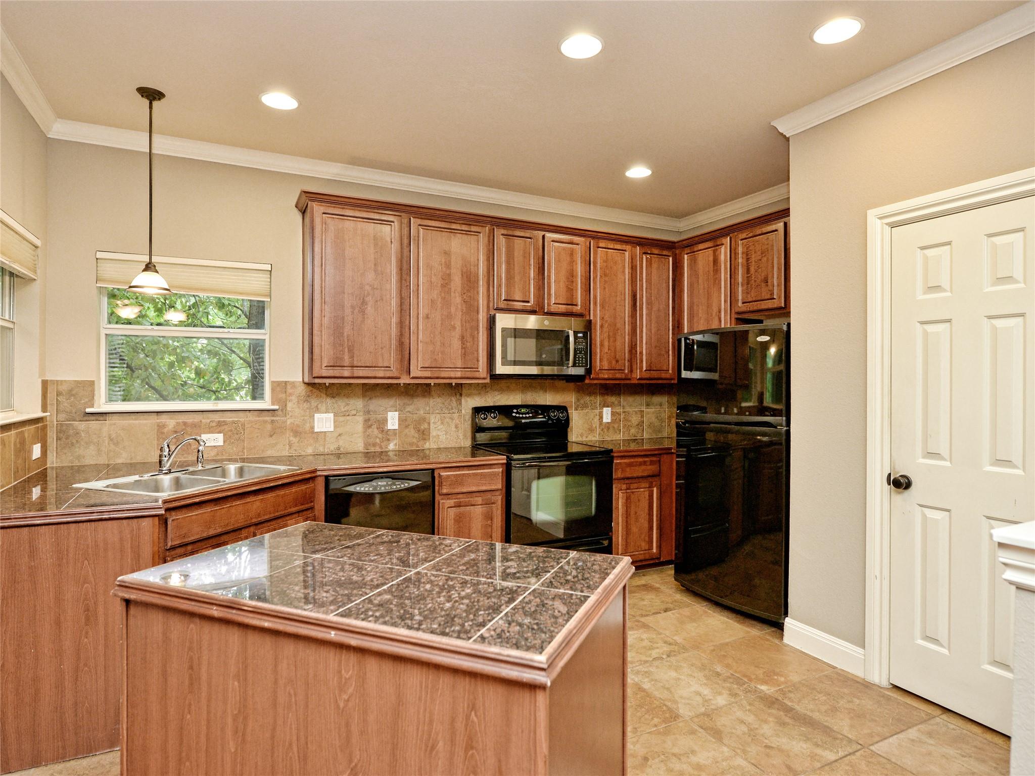 1402 Parker LN