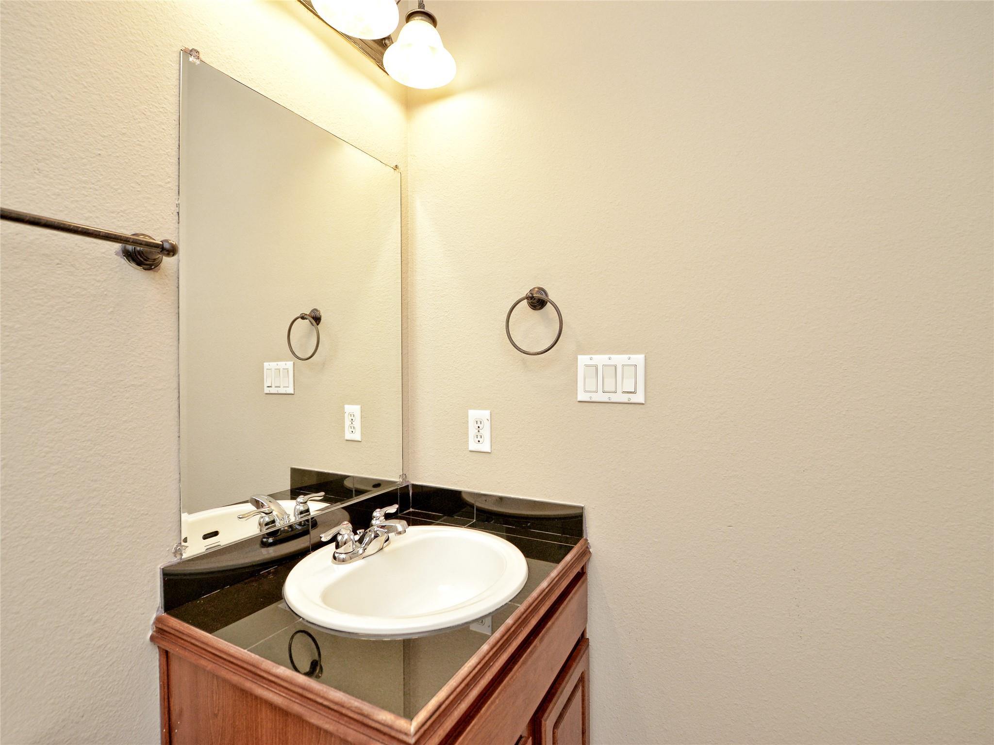 1402 Parker LN