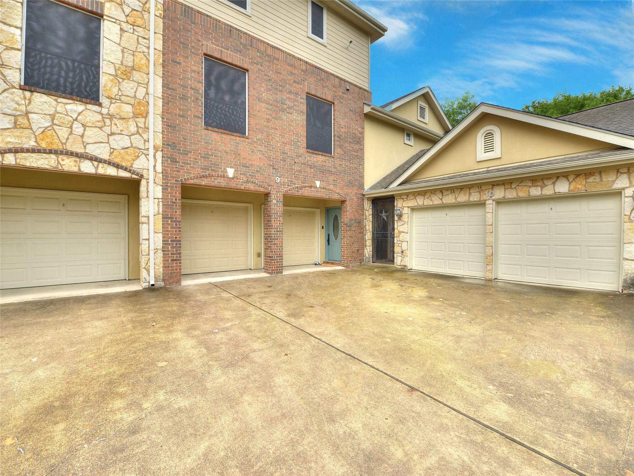 1402 Parker LN