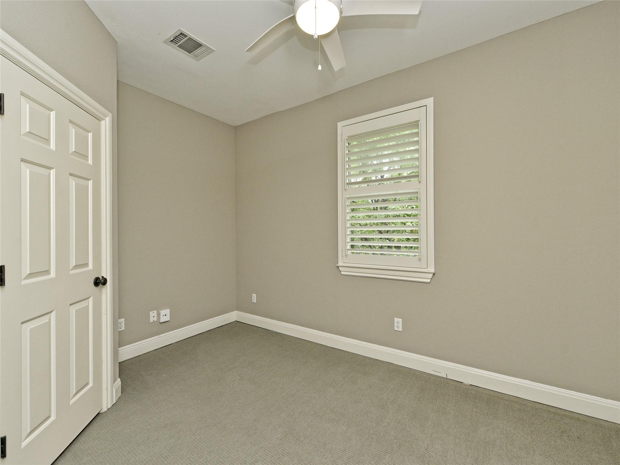 1402 Parker LN