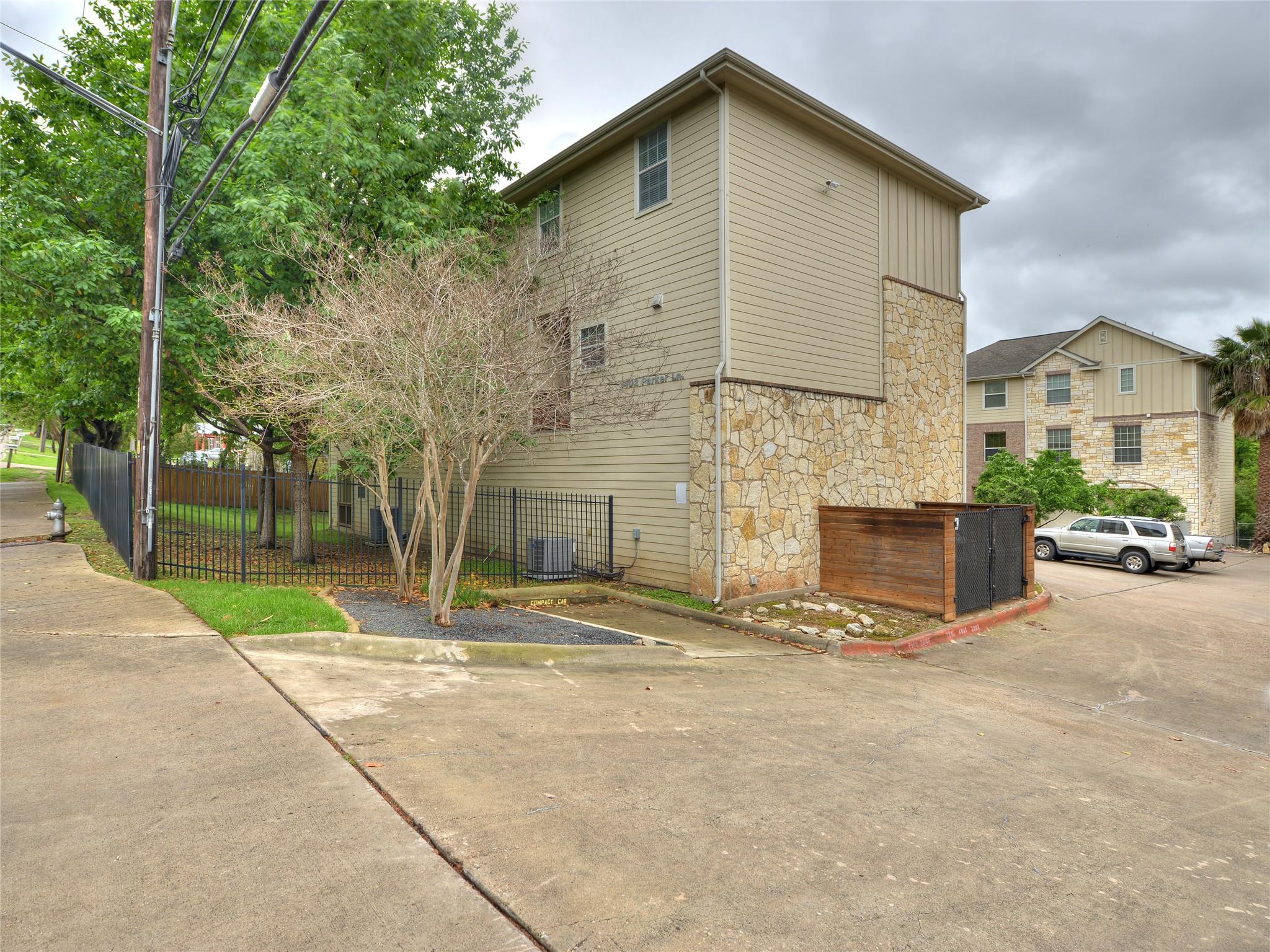 1402 Parker LN