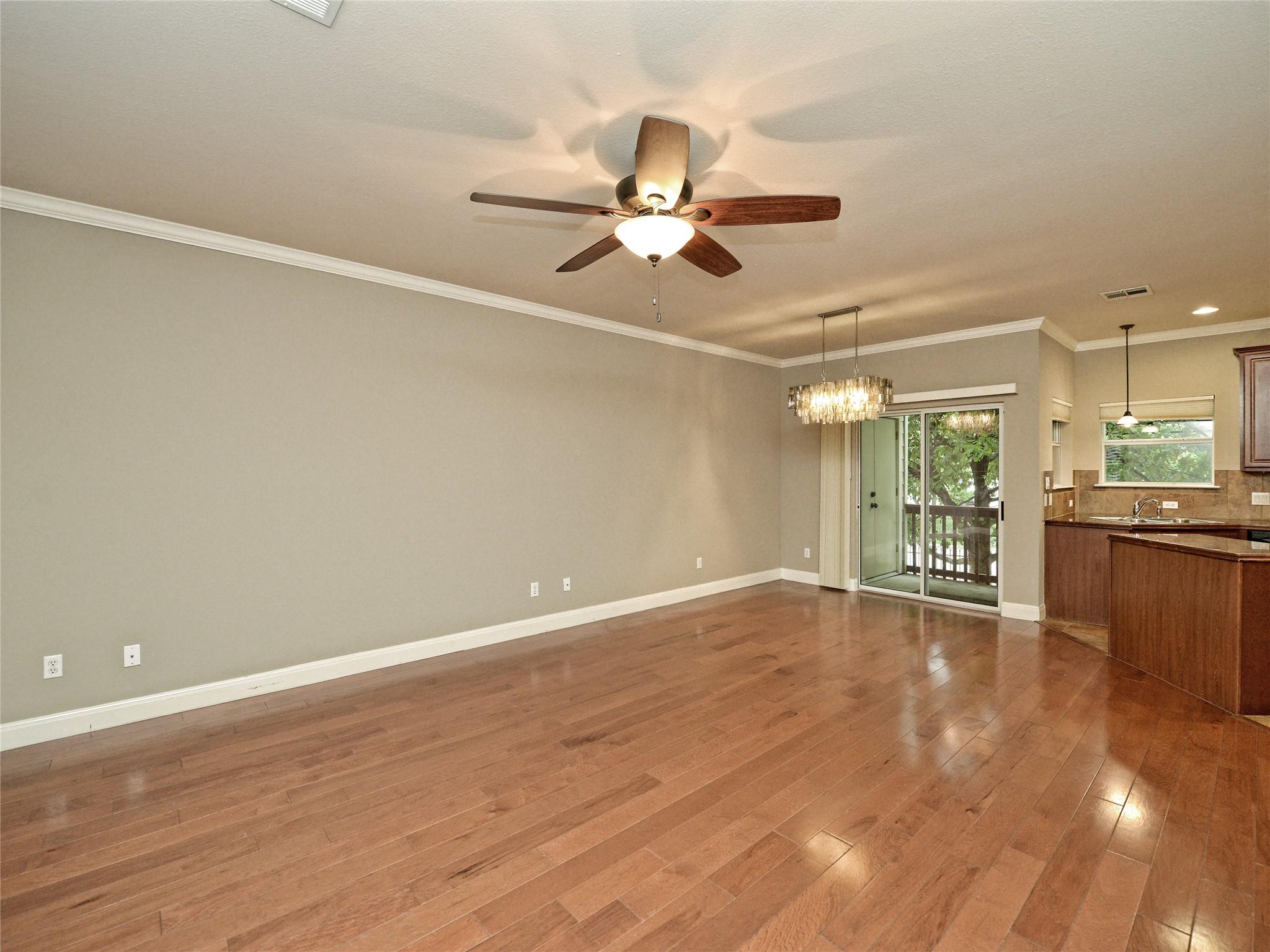 1402 Parker LN