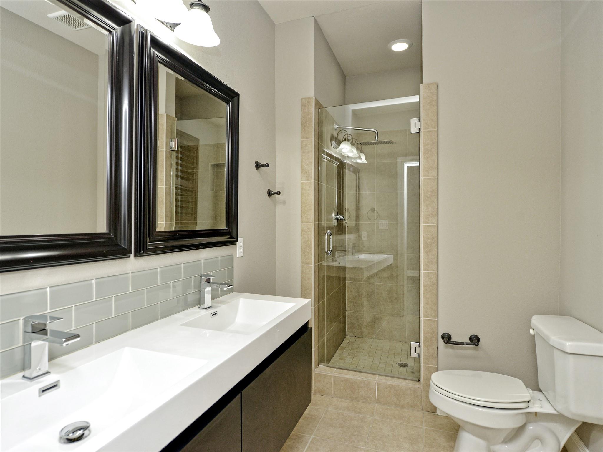 1402 Parker LN