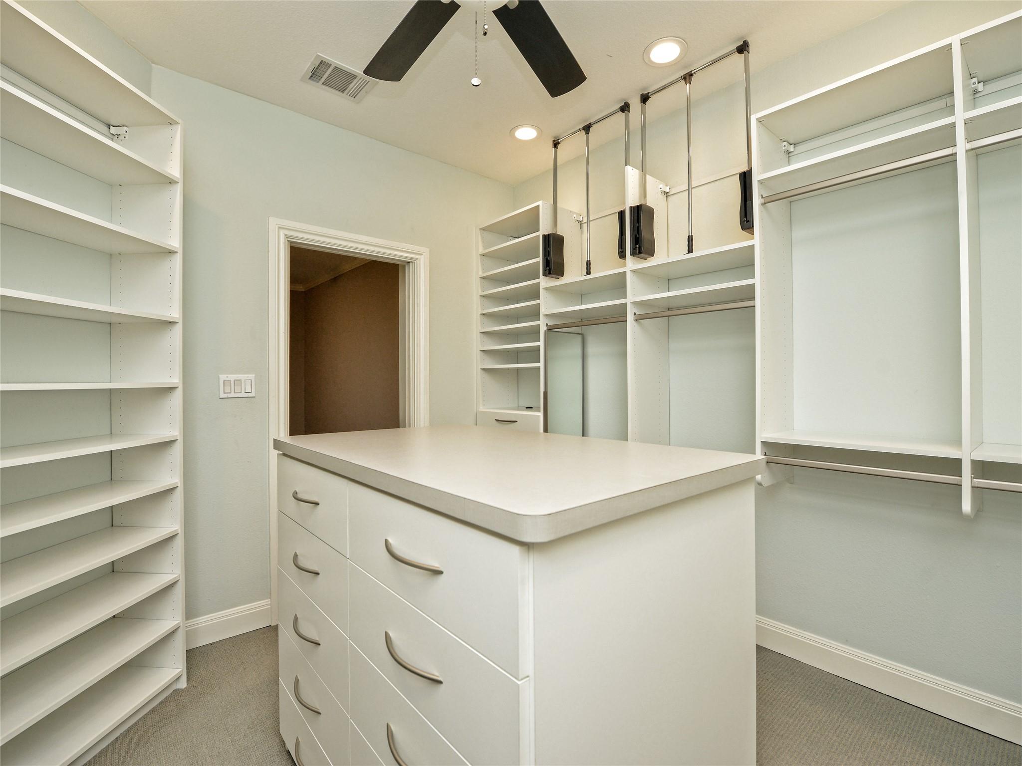 1402 Parker LN
