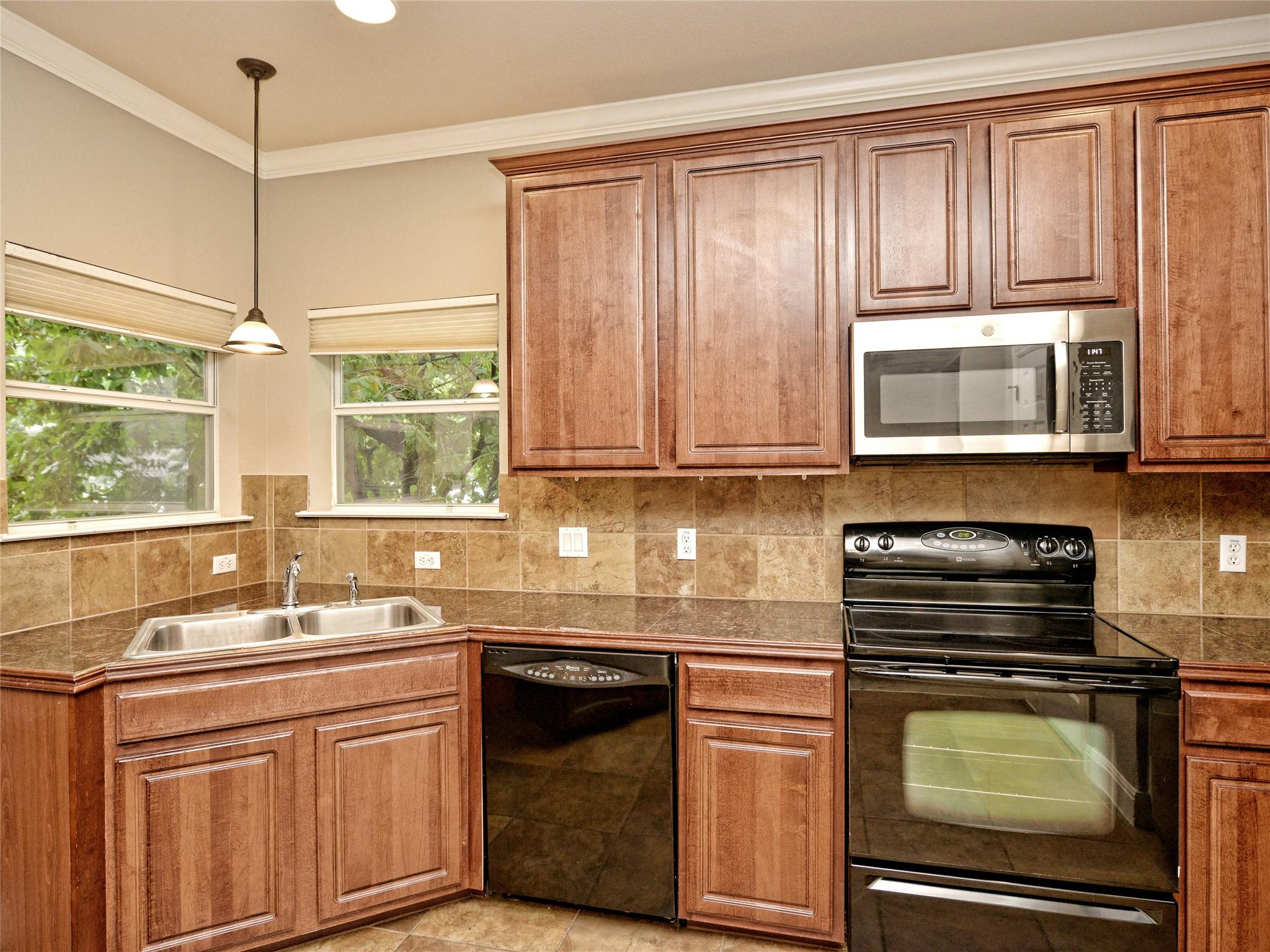 1402 Parker LN
