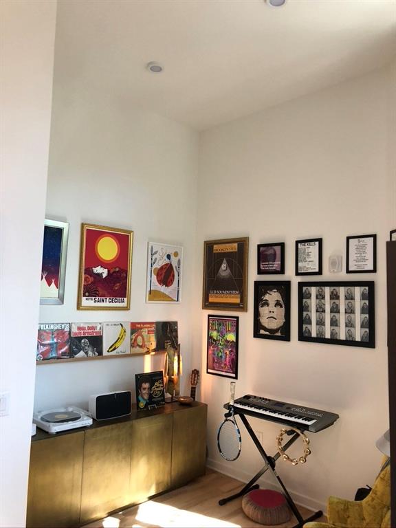 211 W Johanna ST # 2