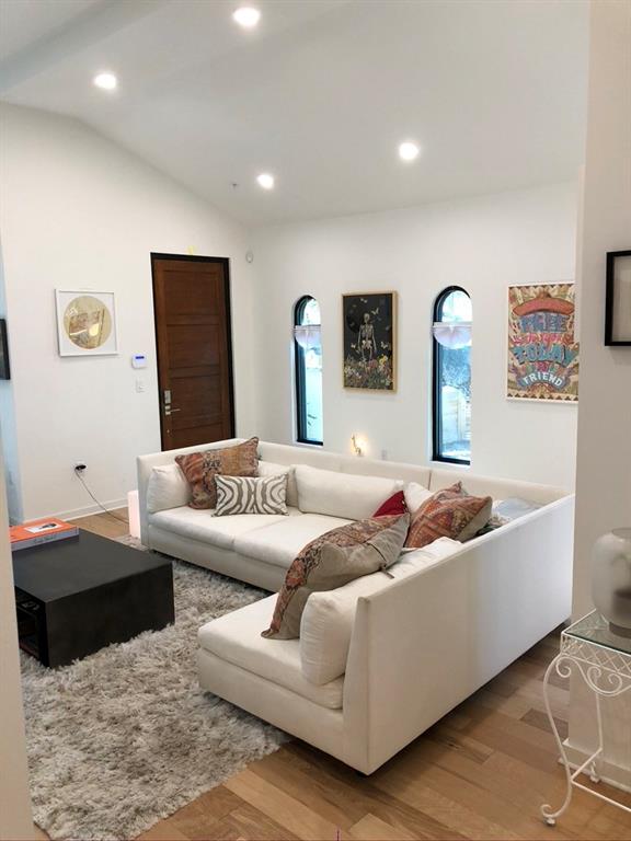 211 W Johanna ST # 2
