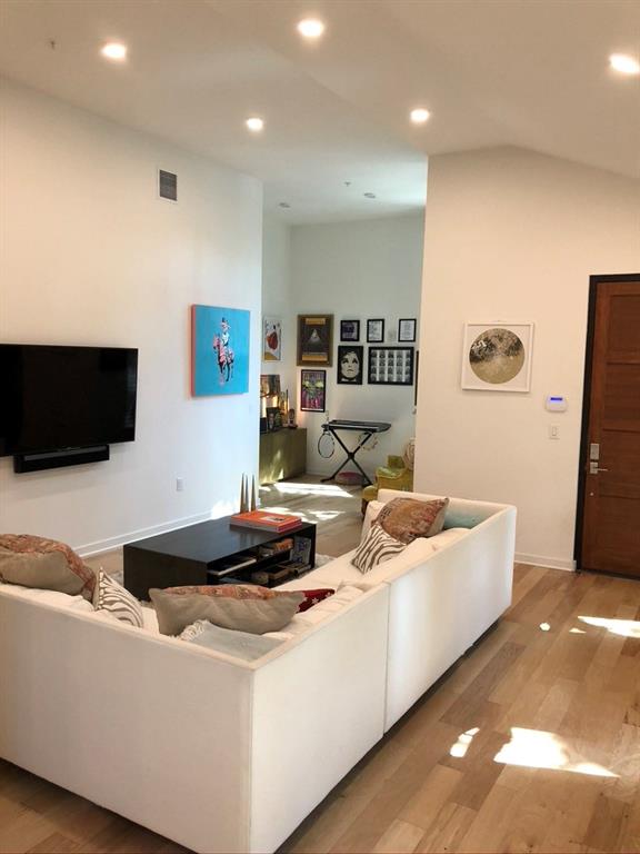 211 W Johanna ST # 2