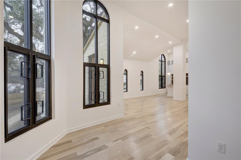 211 W Johanna ST # 2