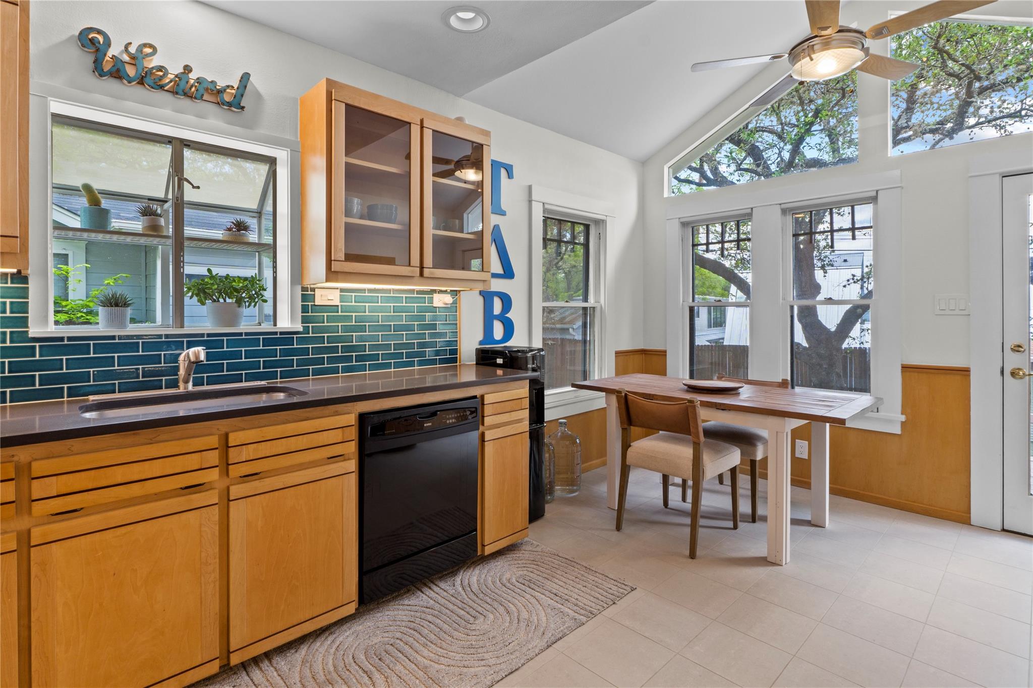 502 E Mary ST