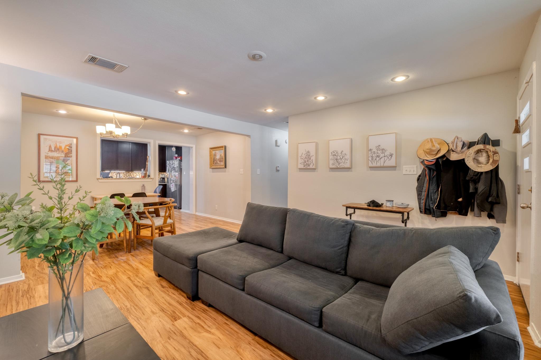 3006 Maplelawn CIR
